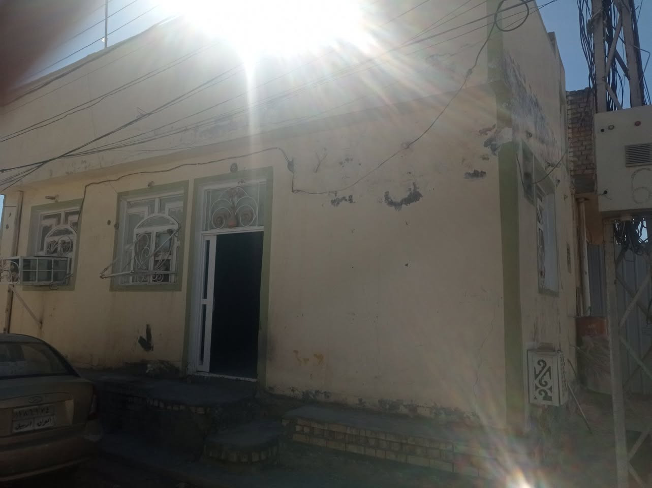 السلام عليكم بيت 50متر في حي وفاء يم شارع 20منطقه 49 البيت طابق واحد بي غرفه وصاله ومطباخ وصحيات بي تانكيات ثنين وبي سخان وبي ماطور البيت كامل يجاره مال 5اشهر اتصال ***********
