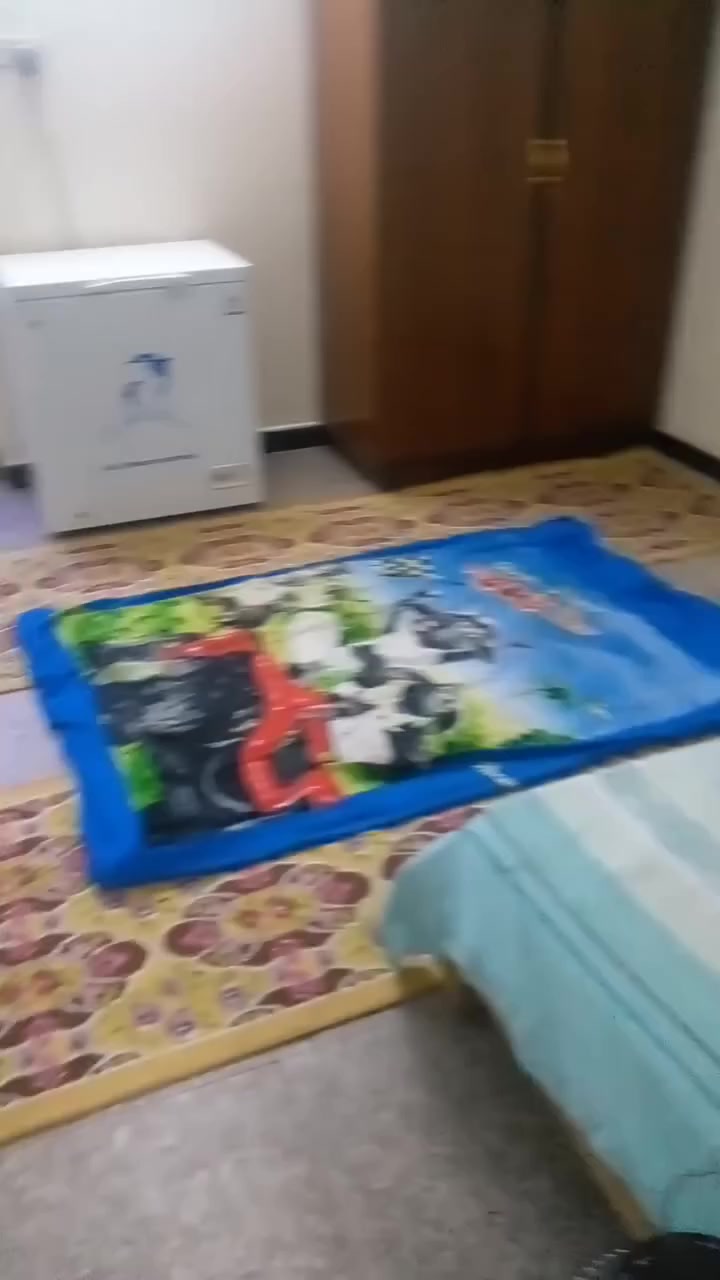 بيت للبيع حي العامل قرب البيت الياباني مقابيل مطعم مرمريز السعر ميتين مليون والباقي خمسه وتسعين لمصرف العقاري بل شهر ٤٣٨ لمصرف العقاري ميه وثلاث وخمسين متر عباره عن وحدتين سكنيه الطابق الارضي استقبال ومطبخ وحمام ومرافق وثلاث غرف نوم والطابق الثاني غرفة نوم وحمام ومرافق مشترك وحولي كبرير الطابق الثاني معزول بناء سندويج البيت جاهز لسكن ويصلح استثمار ***********
