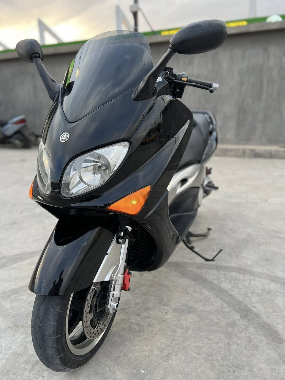 السلام عليكم للبيع تي ماكس 2008  نازله من معرض ماهر الكناني قبل فتره قصيره نزلت ماشيه 22 وحالياً 24 km حقيقي الدراجه كفاله عامه في حالة الوكاله السعر 25$ بيها مجال بسيط  مكاني البياع حي الأعلام للأستفسار ***********🩵
