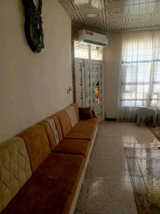 للبيع مساحه (١٥٠ ) واجه (٧٥٠) ونزال (٢٠) تقاطع القدس مجاور مستشفى اورام قريب على شارع العام بناء حديث كامل من كل شي بس حول غراضك خدمات موجوده فقط تبليط متكون من غرفه نوم وصحيات ومطبخ وصاله واستقبال وكراج سياره ومناور طابو زراعي  ***********
