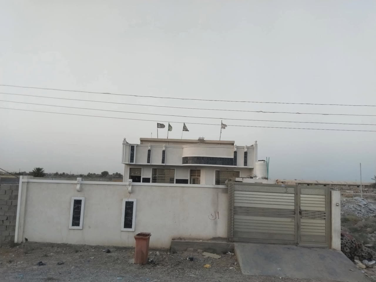 بيت للبيع مساحته 400 الواجه 12 والنزال 33 ثلاث غرف نوم حولي استقبال مطبخ حديقه اثنين حمامات
السعر 175  وبي مجال مكانه المسارة الاولى يم الحقول بالتاجي للاستفسار اتصال على هذا الرقم ‏‪***********‬‏
