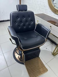 كرسي حلاقه مستخدم قليل المكان السعر٣٥٠الف الحريه قرب مصور عيسه٠٧٧٠٩٦٨٢...