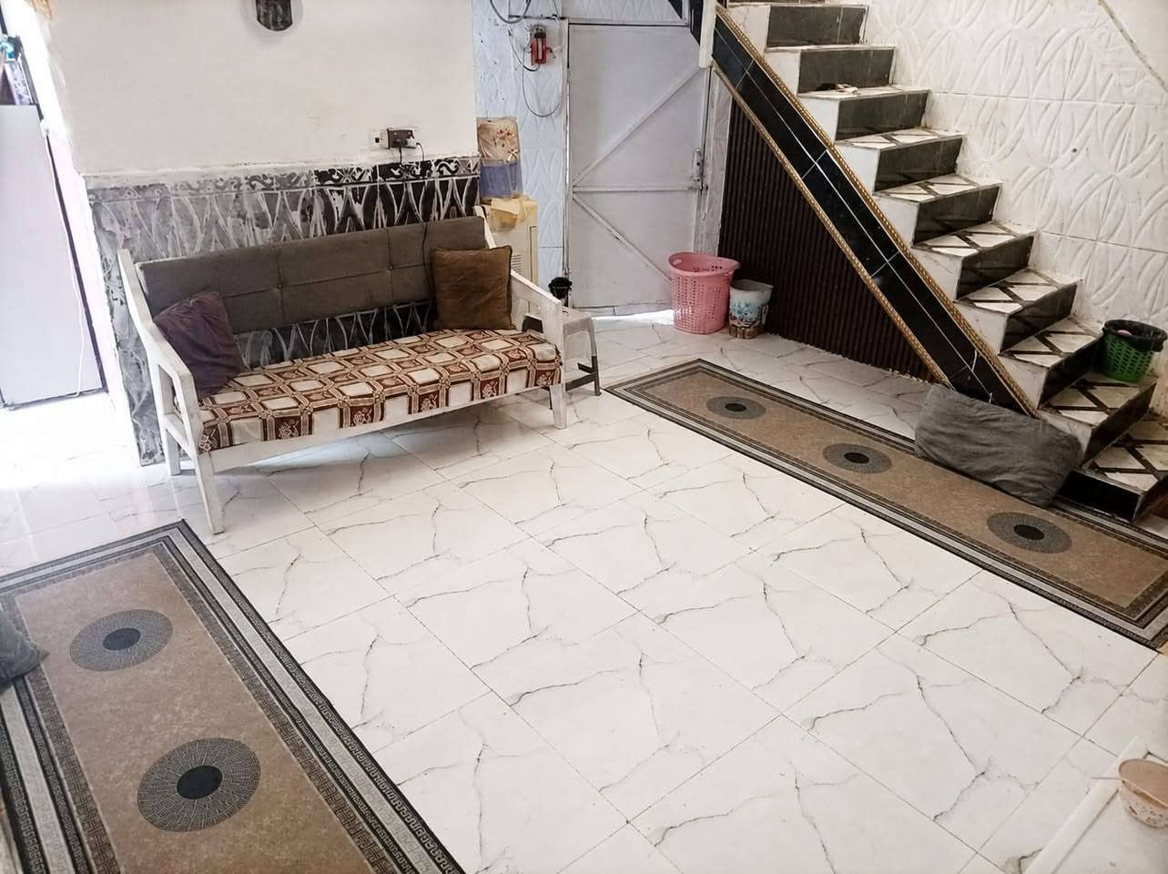 السلام عليك ورحمه الله تعالى وبركاته 
بيت في حي الشهداء الأول, حجم البيت ١٠٠ متر، زراعي
 ،البيت نضيف جداً .البيت بي طارمة زغيرة ومطبخ وصالة وبراني وغرفة وحمام داخل وصحيات خارج 
الخدمات متوفرة الكهرباء والماء والإنترنت والشوارع نضيفة.
والسوك. ولمادرس والروضة والمستشفيات جميعها قريبة .
السعر والاستفسارات أكثر هذا رقمي. ***********
