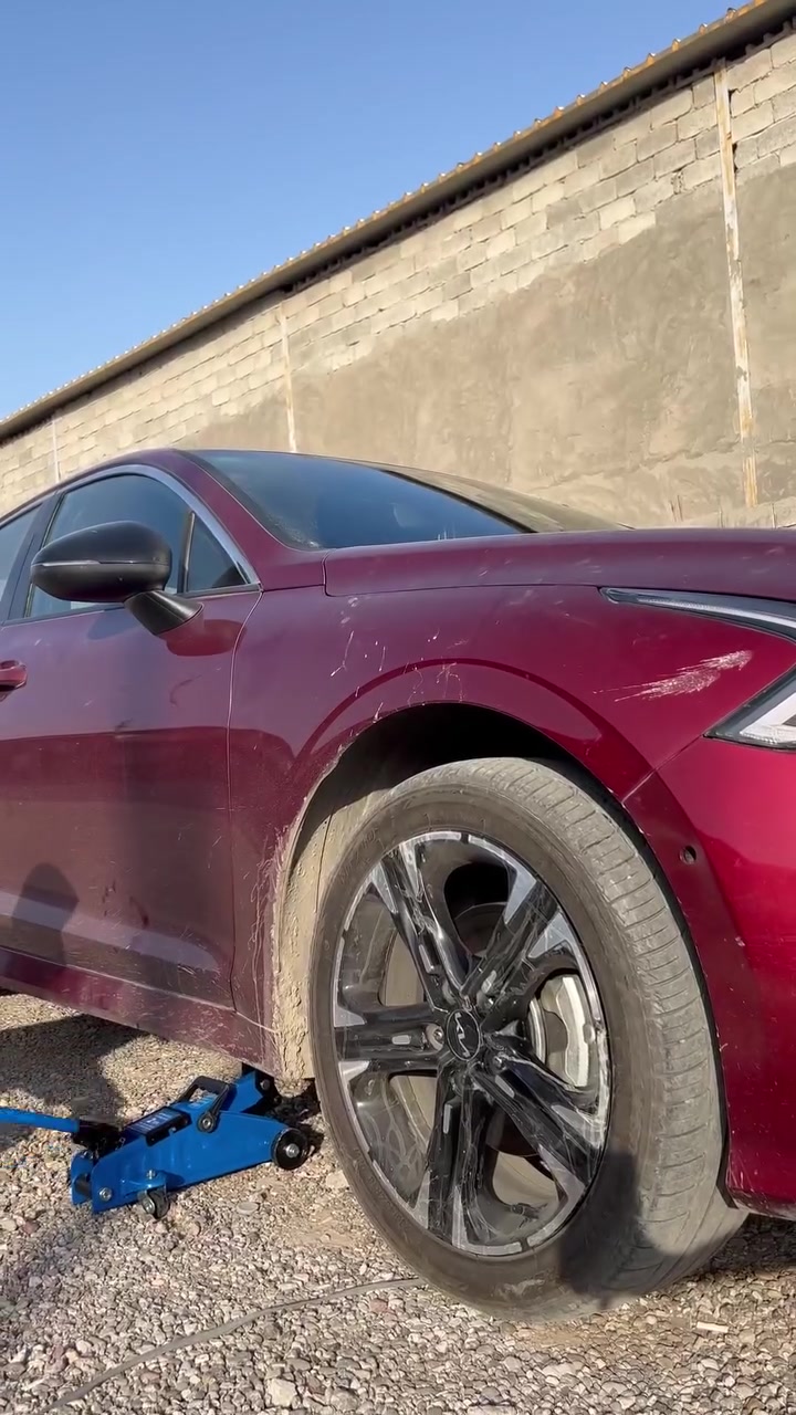 جك سيارة هيدروليكي عربانة 2 طن ميكيتا برو

الاستخدامات

رفع السيارات الصغيرة والمتوسطة أثناء تبديل الإطارات.

استخدامه في الورش الميكانيكية وأعمال الصيانة المنزلية.

مناسب للسيارات السيدان، الهاتشباك، وبعض المركبات الخفيفة.

مثالي لحالات الطوارئ على الطريق.

المميزات

نظام هيدروليكي قوي بقدرة تحميل 2 طن (2000 كغم).

ارتفاع أدنى: 140 ملم.

ارتفاع أقصى: 305 ملم.

هيكل معدني ثقيل مقاوم للضغط والصدمات.

قاعدة بعجلات أمامية وخلفية لسهولة الحركة تحت السيارة.

ذراع طويل لسهولة الرفع بجهد أقل.

صمام أمان للتحكم بالنزول التدريجي.

رأس تحميل دائري ثابت لتوزيع الوزن بثبات.

تصميم احترافي مناسب للاستخدام المتكرر.

محتويات الصندوق

جك سيارة هيدروليكي 2 طن.

ذراع التشغيل (قطعتين).

دليل استخدام.

الملاحظات

يستخدم على سطح مستوٍ وصلب فقط.

لا يُستخدم كبديل عن حوامل التثبيت (Jack Stands).

يجب عدم تجاوز الحمولة القصوى 2 طن.

يفضل التأكد من مستوى زيت الهيدروليك بشكل دوري.

قياس الكارتون:

- الطول: 44 سم
- العرض: 21 سم
- الارتفاع: 15 سم
كل هذا وبسعر دلال 
سعر قطعه فقط 35 الف 

يوجد توصيل لجميع محافظات العراق


**إذا كنت صاحب هذا الإعلان وتريد حذفه لأي سبب، رجاءا أرسل رسالة إلى الدعم الفني**