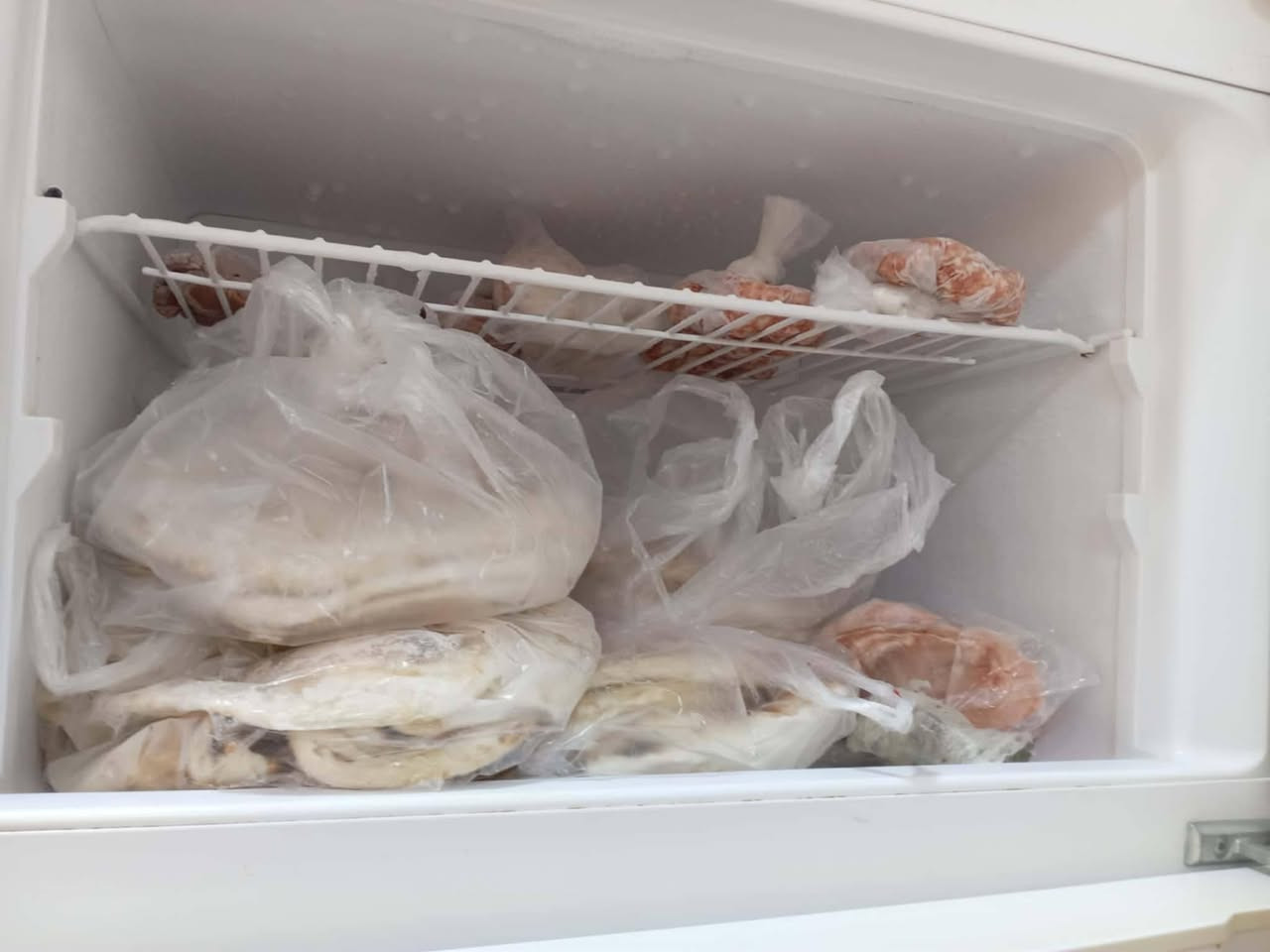 ثلاجة للبيع السعر 100 شغاله حجم كبير
***********
