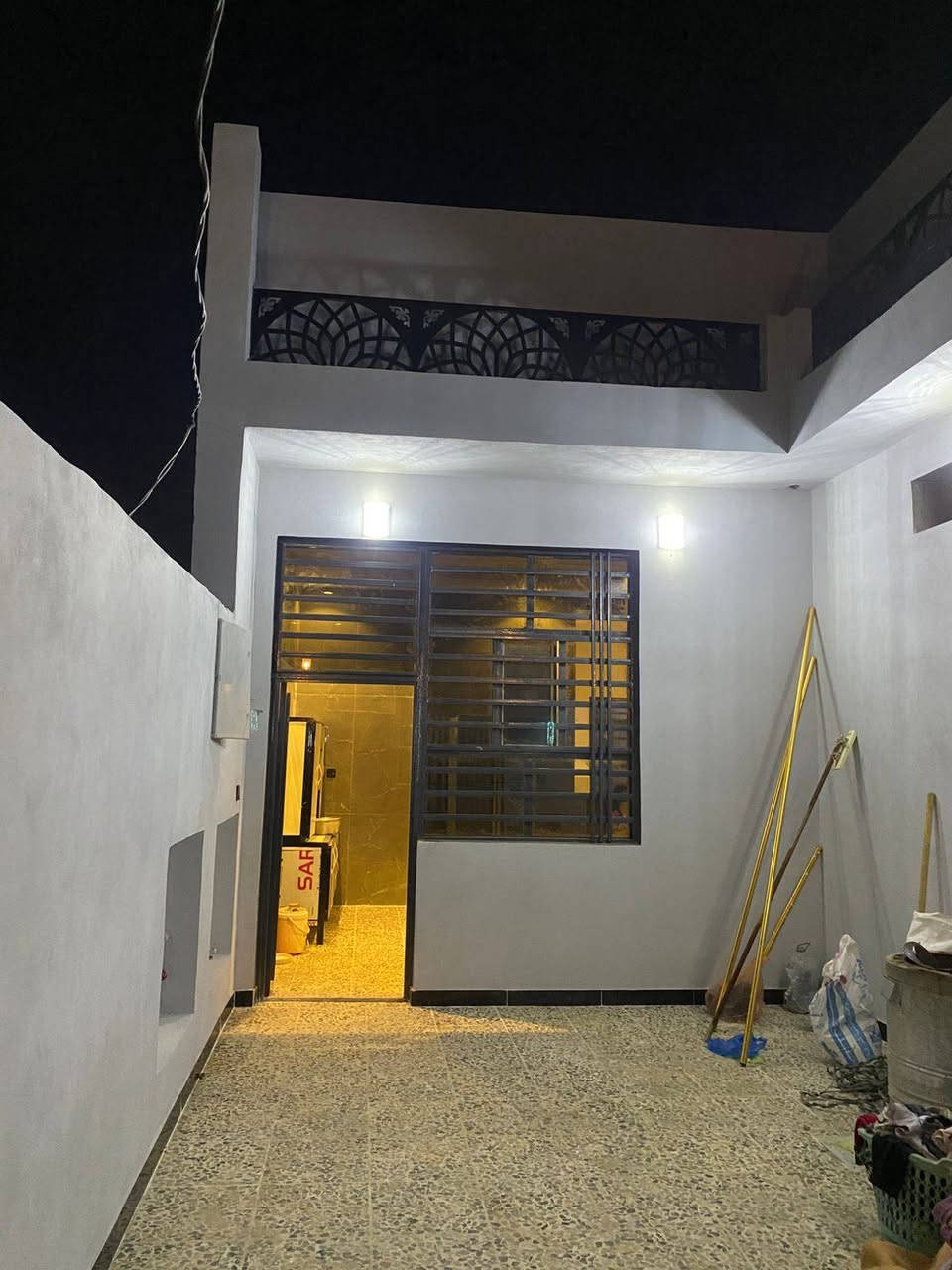 السلام عليكم بيت ٢٠٠م جديد صب كونكريت درجه اولى طابق واحد بالنداء منطقة ال ٥٣ قريب ع الشارع العام مطلوب للبلديه ٤٣ للبيع بتطلوعه مناسبه او مراوس بيت ١٠٠م مع فرق. للتواصل خاص او اتصال ***********
