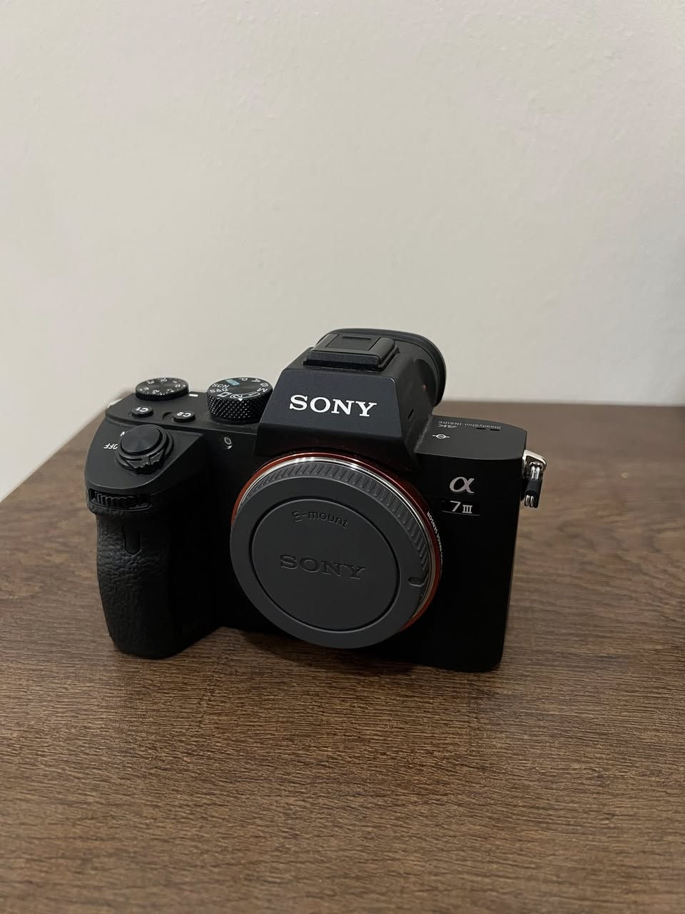 للبيع كاميرا Sony A7 III احترافية بحالة ممتازة جدًا
مع عدسة Sigma 24-70mm f/2.8 Art نظافة 100%

الكاميرا استخدام شخصي خفيف، ما بيها أي مشاكل فنية أو أعطال.

العدسة صافية بالكامل، بدون خدوش أو فطريات، فوكس سريع وثابت.

المواصفات باختصار:

– فل فريم 24.2 ميگابكسل

– تصوير 4K احترافي

– أداء قوي بالإضاءة الضعيفة 

- الشتر 13 الف

– مناسبة للزفاف، الإعلانات، السينمائي، وصناعة المحتوى
سعر 2,600,000 وبيه مجال 
التواصل خاص


**إذا كنت صاحب هذا الإعلان وتريد حذفه لأي سبب، رجاءا أرسل رسالة إلى الدعم الفني**