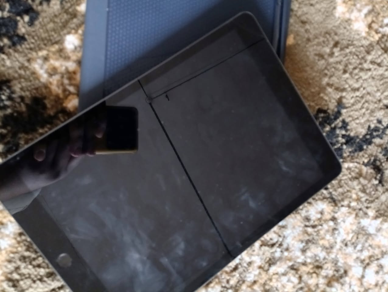 السلام عليكم 
ايباد 9 ذاكره 64 بطاريه 90 
كامل ملحقات 
الجهاز على ايدي مكفول من الفتح والتصليح 
السعر 220 الف 
مكانه بغداد الدوره 
رقم الهاتف ***********
