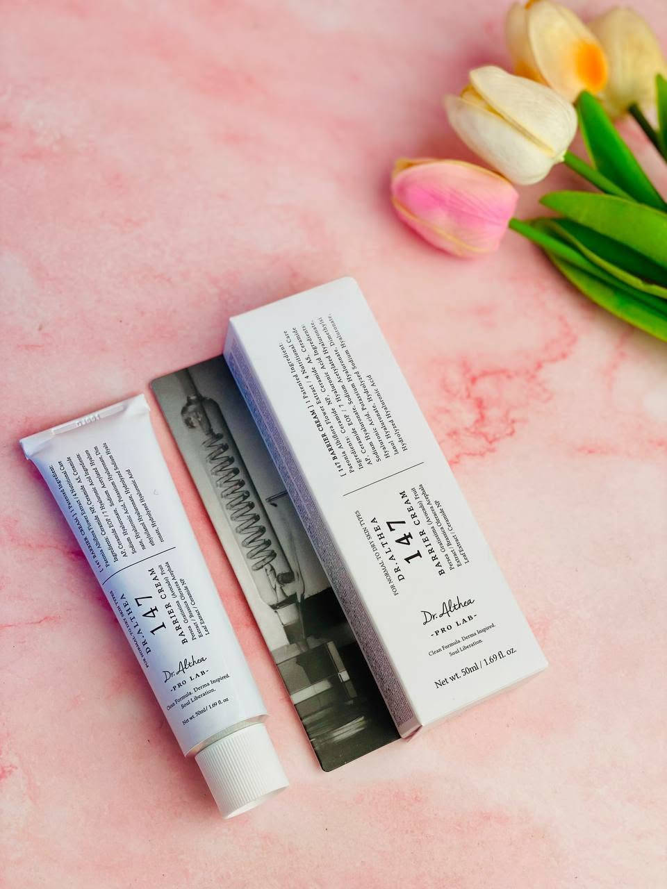 🌿 كريم دكتور الثيا 147 – Dr. Althea 147 Barrier Cream
لترميم حاجز البشرة، تهدئتها، وترطيبها بعمق 💧

🔹 يعزز الحاجز الواقي للبشرة
بفضل مركب Guaiazulene المهدئ، يخفف الاحمرار ويعيد التوازن للبشرة الحساسة.

🔹 ترطيب فائق بسبع طبقات من حمض الهيالورونيك
يرطب كل طبقة من طبقات البشرة ليحافظ على النعومة طوال اليوم.

🔹 تركيبة مغذية وغنية
مدعّمة بزيوت طبيعية مثل زيت الأفوكادو وزيت الشاي الأخضر + زبدة الشيا، لتغذية مكثّفة دون انسداد المسام.

🔹 لطيف وآمن 100٪
خالي من العطور، الكحول، البارابين، والمواد المهيجة – مثالي للبشرة الحساسة جدًا.

🔹 ملمس كريمي ناعم
يذوب في البشرة دون أن يترك طبقة دهنية، مثالي للاستخدام الليلي أو كخطوة نهائية في روتينك اليومي.

#اكسبلور #تصوير #تصويري #انستقرام #كومنت #الفن #لقطة #رسومات #محترف #رسمتي_بالرصاص #انمي #فراشات #رسامين_عرب #الرسم #فن #فيديو #ابداع #رسمات #رسمي #مبدع #تلوين #ريشة #ريشتي #الوان #لون #رسام #معرض #متحف #لوحه #لوحتي


**إذا كنت صاحب هذا الإعلان وتريد حذفه لأي سبب، رجاءا أرسل رسالة إلى الدعم الفني**