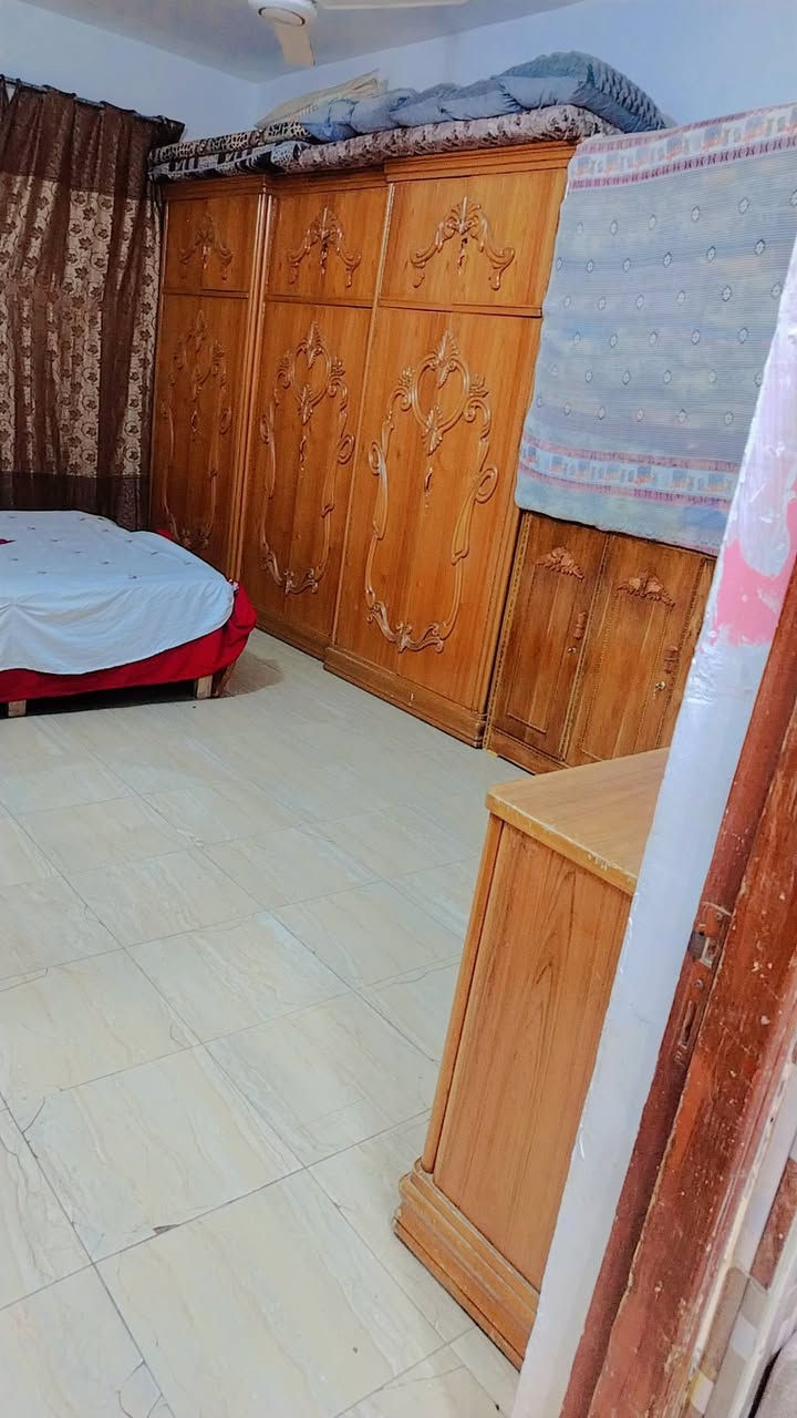السلام عليكم بيت زراعي للبيع المساحة 300.                                                                                           يبعد عن الحضارة 200.                                                                                                                             غرفتين 6×4.                  وصاله 8ونص ×4.                                                                                                والمطبخ 5×4 بارد ومطبخ حار.                                                                                                                ولاستقبال 6 ونص والعرض 4 وصحيات داخل وخارج                                                                                     الرقم ***********
