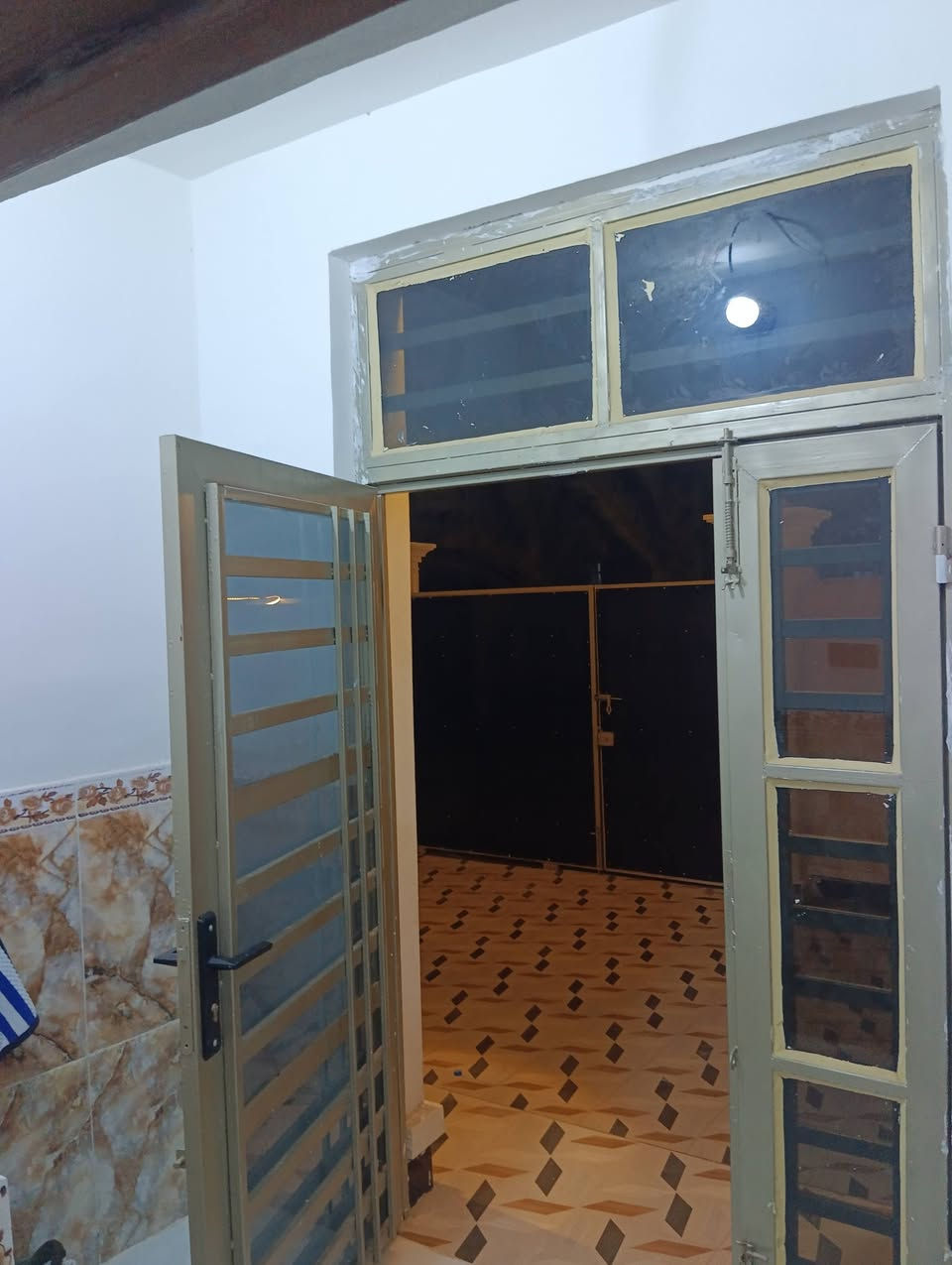 من رخصت الادمن 
السلام عليكم ورحمه الله 
دار للبيع مساحه 300 م طابو يتكون الدار من طابقين اربع غرف نوم ومطبخ حار ومطبخ بار صحيات داخليه خارجيه استقبال وصاله البيت كامل مكمل + حديقه 80 متر مكعب جنب الدار العنوان الصباغيه حي الامير للاستفسار رقم صاحب الدار الشرعي 
***********
