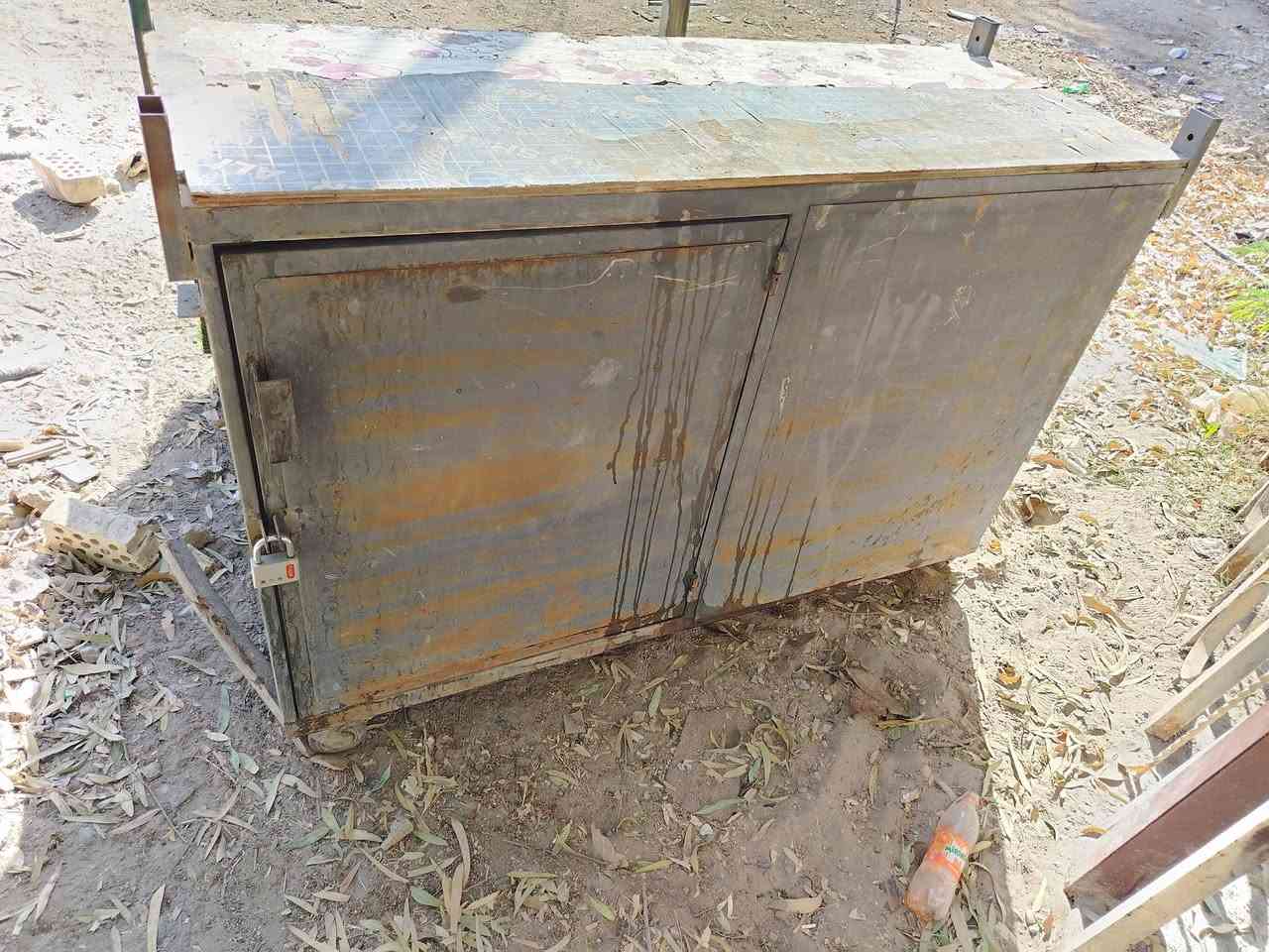 ميز حديد تفصال للبيع في بغداد الشعب رقم *********** السعر ١٢٥
