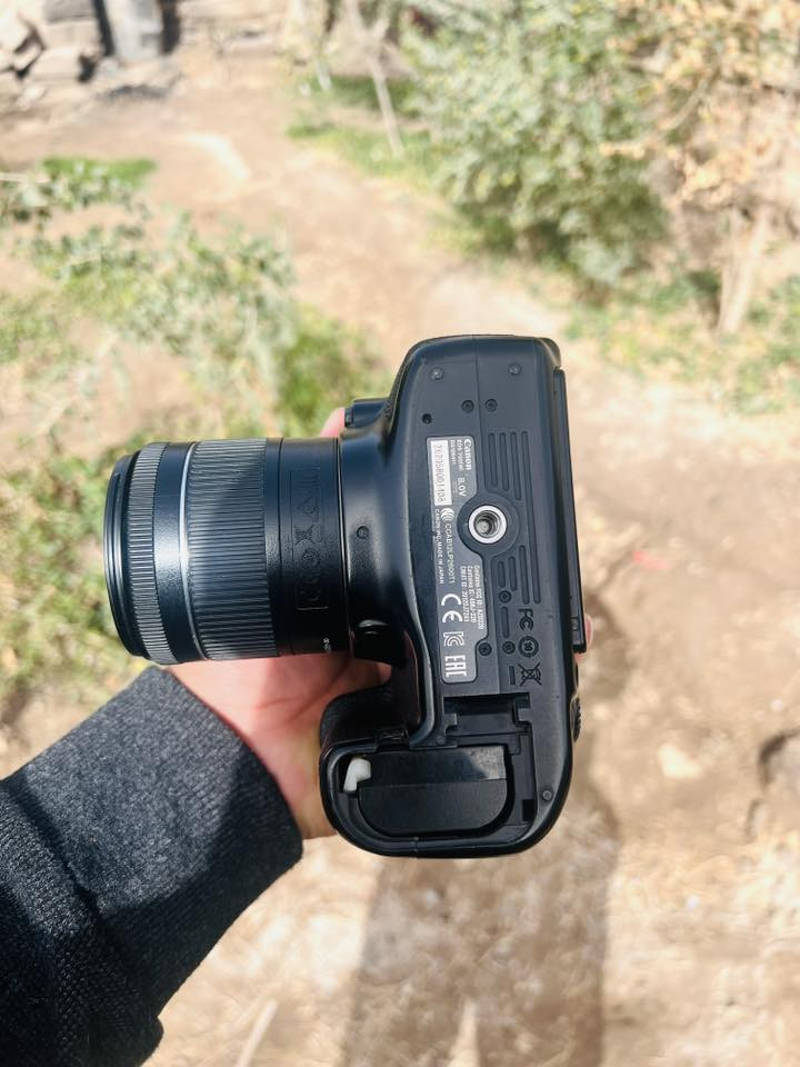 كامرا كانون 70D
عدسه 18/55

معه كرب 

قباقه لعدسه والكامرا 

شاحنه 

بطاريه العدد 1 

رام 32 

مكاني ناصريه سوق شيوخ 

سعر 500 الف 

تواصل واتساب فقط ***********
