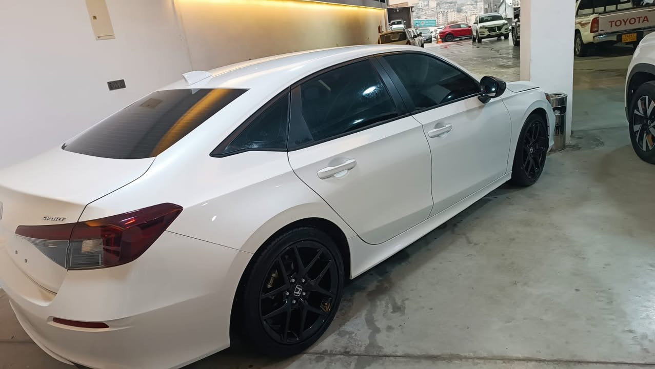 للبيع – Honda Civic 2025
 • الموديل: 2025
 • الفئة: Sport
 • المحرك: 2.0 لتر – 4 سلندر
 • القوة: حوالي 158 حصان
 • ناقل الحركة: أوتوماتيك (CVT)
 • نظام الدفع: أمامي (FWD)
 • الوقود: بنزين – اقتصادي في الصرف
 • جنوط ألمنيوم رياضية 18 إنج
 • شاشة لمس وسطية
 • نظام Apple CarPlay و Android Auto
 • كاميرا خلفية
 • حساسات أمان
 • مثبت سرعة
 • نظام الدخول الذكي (Smart Key)
 • تشغيل السيارة بزر (Push Start)
 • نظام أمان Honda Sensing
 • مكيف هواء أوتوماتيك
 • إضاءة LED أمامية وخلفية
 • مقاعد رياضية مريحة

🚗 سيارة دخول جديد
📄 رقم كاتي دهوك
✔️ تگدر تترقم إقليم كردستان

⚠️ السيارة بها ملاحظات صبغ موضحة بالصور

رقم الشاصي:
2HGFE2F59SH526217

📞 للمزيد من المعلومات اتصل:
***********

📲 واتساب موجود
