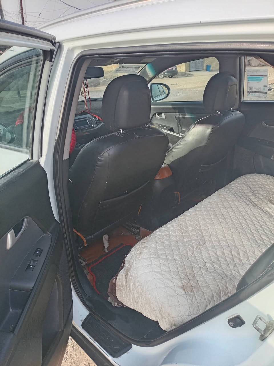 السلام عليكم
سبورتج موديل ٢٠١٢ بغداد رقم انكليزي محرك ١٦٠٠ كير عادي ٦ نمر سياره كير ومحرك مكفول بارد بسيط باب الصدر والخلفي سياره. نظيفه. صدر جديد تخم تاير السعر. ١١٠  وبيه مجال  بسيط للاستفسار الاتصال على هذا الرقم *********** مكاني بغداد
