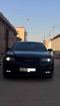 (السلام عليكم ورحمة الله وبركاته) للبيع Chrysler 300 كندي الموديل: 201...
