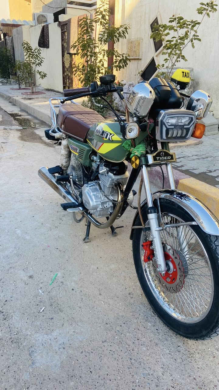 السلام عليكم دراجه انضف من الصوره سولنك تايكر شلعه ومعدل موديل 2024 محرك مامفتوح 700 وبيه مجال مستعجل ع بيعته مكاني المحموديه / حي بدر  
***********
