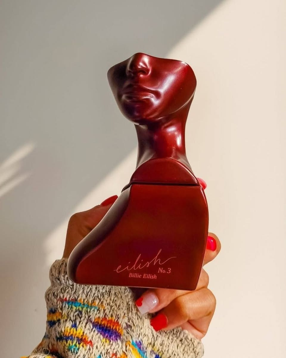 عطر ايليش من بيلا اتوفر جمله ✨عطر إيليش رقم 3 – Eilish No. 3 | اكتشف جانبك الجريء مع Eilish No. 3، العطر للجنسين من توقيع النجمة العالمية بيلي إيليش. عطر يجسد الغموض والقوة والتميز، صُمم لمن لا يتبع القواعد بل يصنعها.، يتحول هذا العطر إلى تجربة حسية نادرة لا تُنسى.🌷
✅ينتمي إلى عائلة العطور الخشبية العنبرية، حيث تفتتح الرائحة بنفحات نابضة من الفلفل الوردي والجريب فروت والياسمين، تمنح إحساسًا فوريًا بالانتعاش والجاذبية. في القلب، يكشف العطر عن عمق آسر من التنوب والزعفران وخشب الأرز، ليعكس شخصية قوية ودافئة. أما القاعدة، فتستقر على مزيج فاخر من المسك والعنبر وطحلب البلوط، لثبات طويل وبصمة أنيقة تدوم طوال اليوم.
✨الزجاجة تحفة فنية بحد ذاتها، بتصميم تمثال نصفي باللون القرمزي الجريء، مستوحى من رؤية بيلي إيليش الجمالية لأجزاء الجسد مثل الصدر والرقبة وعظمة الترقوة، لتجسد التعبير، الجرأة، والهوية الفريدة.
♥️Eilish No. 3 ليس مجرد عطر…
إنه توقيع شخصي، ورسالة جريئة، وتجربة فاخرة بإصدار محدود لا يُفوّت.
#الاصلي المنشأ الإمارات 🇦🇪💯
سعر الدرزن 
يوجد لدينا توصيل الجميع محافظات العراق✔️✔️


**إذا كنت صاحب هذا الإعلان وتريد حذفه لأي سبب، رجاءا أرسل رسالة إلى الدعم الفني**
