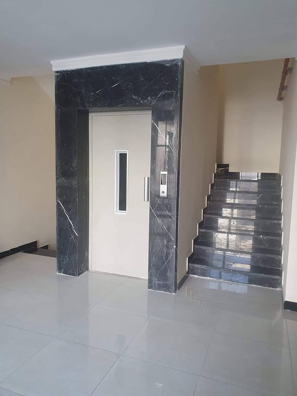 شقة للبيع في مجمع الزهراء السكني  الزعفرانية مساحة الشقة ١٦٠ تحتوي على صالة ٣ غرف نوم حمامين + بلكونة + مطبخ للتواصل ***********
