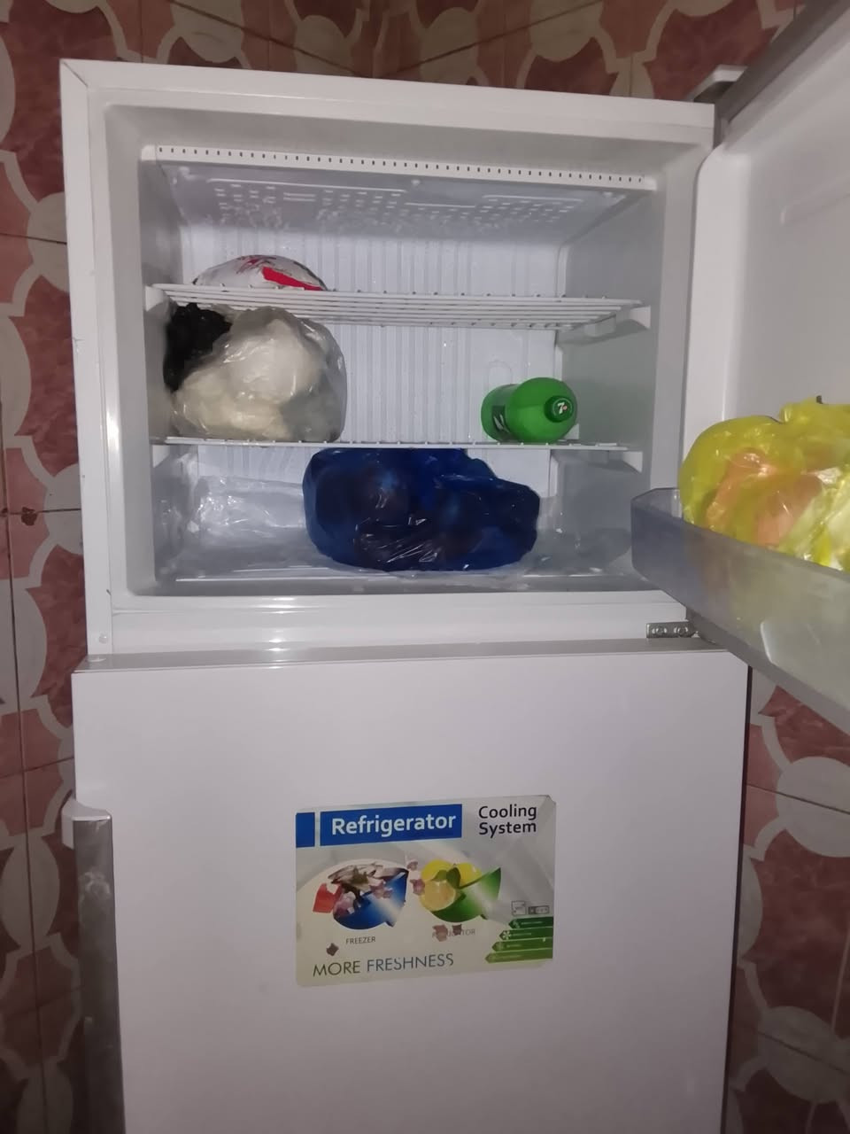 ثلاجه جديده ستعمال قليل للبيع 500وبيهه مجال ***********
