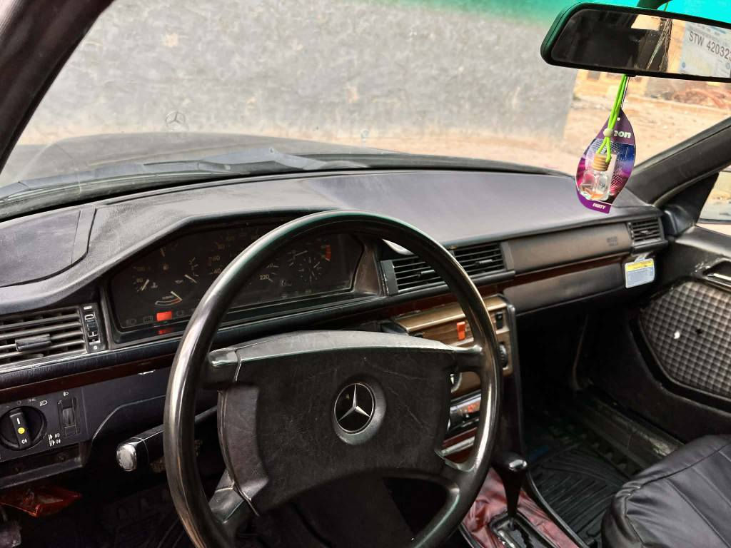 مارسدس موديل 1989 مكينه كير 2500  جدد تخم تاير حداديه جديد كهربائيات كلها شغاله سياره مصبوغة جماليه قواعد بلادي سنويه 2027 سياره جاهزه مال جناي رقم كربلاء ألماني  السعر 40بيها مجال بيع ومراوس مكاني كربلاء *********** كربلاء, العراق
