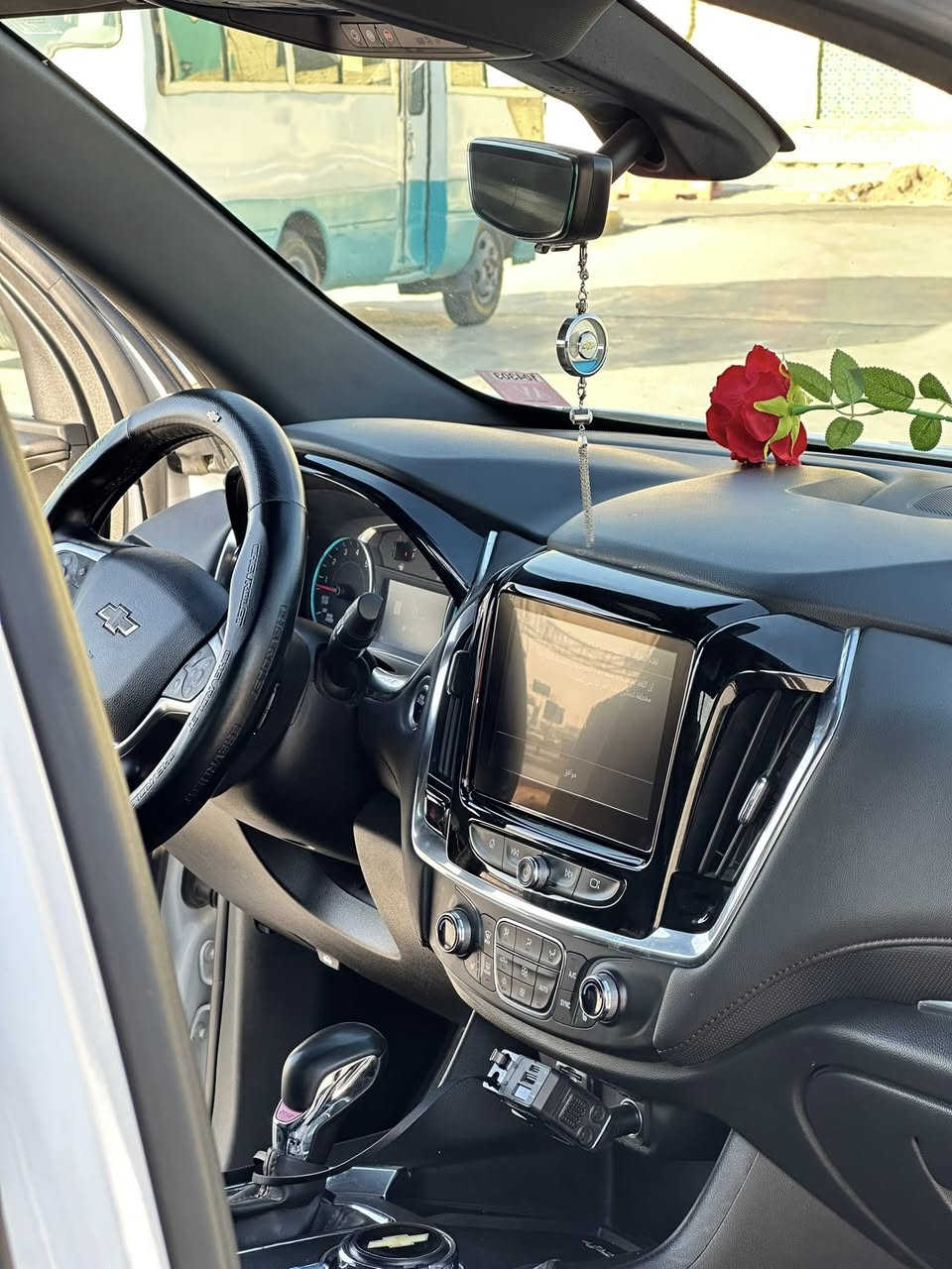 شيفروليه ترافيرس RS 2023:
المحرك: V6 سعة 3.6 لتر.
القوة: 310 حصان.
ناقل الحركة: أوتوماتيكي 9 سرعات.
الدفع: أمامي أو كلي ( فور ويل )
التصميم: تصميم رياضي مميز، مع شبك أمامي أسود، ولمسات رياضية.
الميزات الداخلية:
شاشة لمس مقاس 8 بوصات.
.Android Autoو Apple Carplay نظام
نظام صوت Bose 
مقاعد جلدية 
نظام تحكم مناخي ثلاثي المناطق.
ميزات السلامة:
نظام الكبح التلقائي في حالات الطوارئ.
نظام التحذير من مغادرة المسار.
نظام المساعدة على البقاء في المسار.
نظام الكشف عن المشاة.
كاميرا الرؤية الخلفية.
حساسات ركن خلفية.
ميزات إضافية:
فتحة سقف بانورامية 
نظام ترفيه للمقاعد الخلفية 
عجلات مقاس 20 .

السعر ($290)

للاستفسار اكثر 
***********
