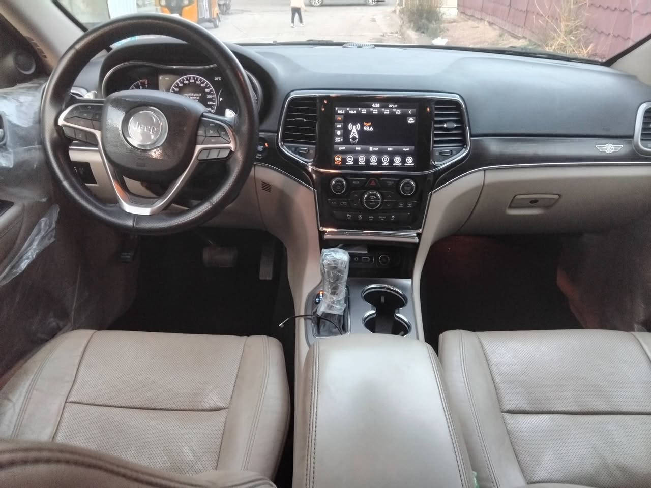 السلام عليكم
للبيع او المراوس حسب القناععة
جيب مديل 21 خليجي هارلم
فول موصافت
فتحت سقف بنوراما
شفتات
شاشة كبيرة
رارارت 360 درجة
مانع انزلاق
اوتو هولد
تحديد مسار
تحكم سيارة كامل شاشة
السيارة بهة صبغ حافت البنييد وحافت والجاملغ
شاصي لغد كفالة السونار موجود سيارة جديدة واحلا من الصور
السعر 325 وبيه مجال شي بسيط
للاستفسار
***********
