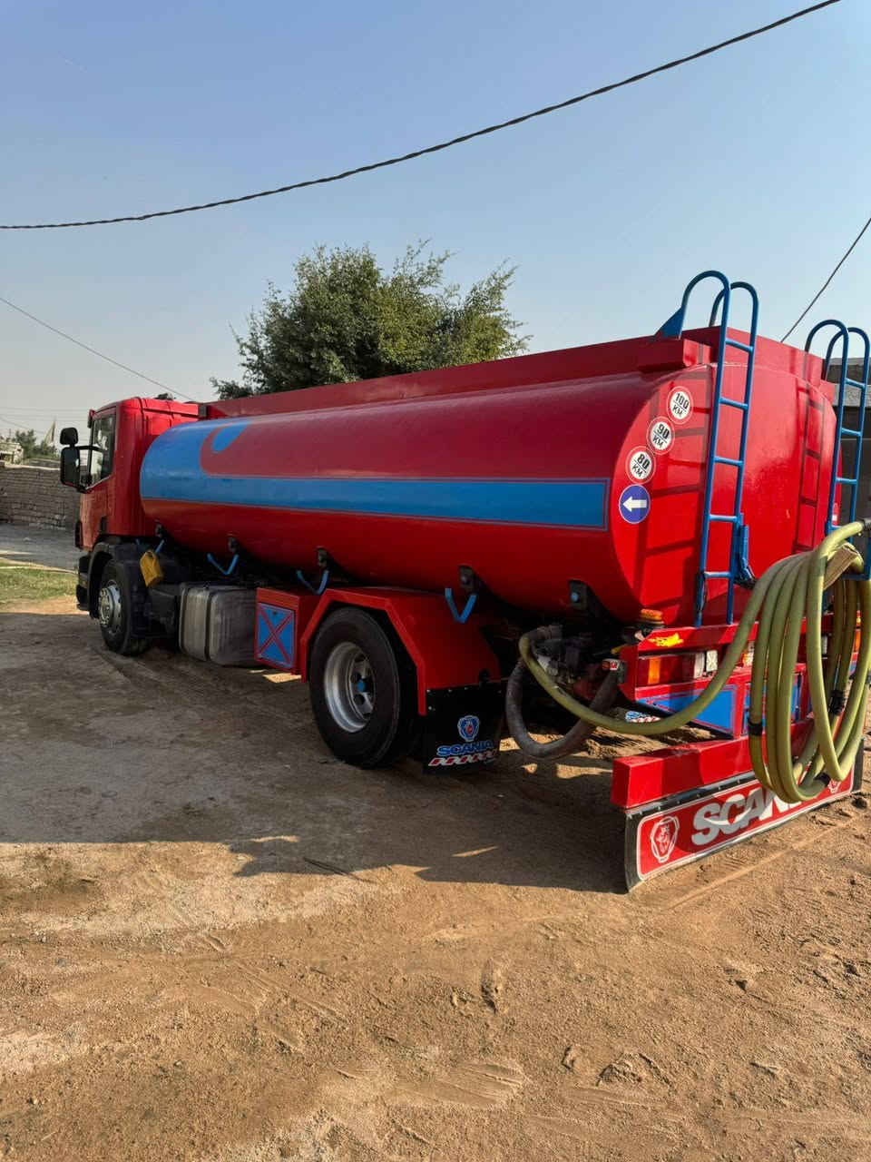 سكانيه للبيع مكان بصره زبير رقم بصره سنويه جديده لحد 28 شرط تحويله مديل 2005 مكينه بم ونوزل 4/4 شاصي مكفول تانكي جديد حموله 16 قماره جديد تبريد جوبلس امام وخلف تخم تاير سياره جاهزه *********** 1/***********
