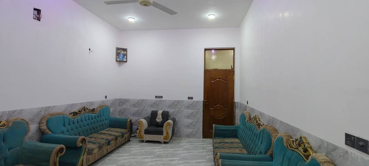 بسم الله... للبيع بيت في الموقع العسكري ال 8000 ملحق التربيه بنص لبناء ماء كهرباء خلف عمارت كاضم لحجامي ثالث قطعه عن لركن وعن شارع 30التجاري عرض لشارع 12...  المساحه 200م طابق واحد بناء حديث 2026 البتلو رفت كامل مسلح البيت يحتوي على غرفتين نوم 5×4
+صاله 7×4 وربع +ستقبال 6ونص×4 +مطبخ بارد5×4 +مطبخ حار 3×2
صحيات خارجيه وداخليه.. ويحتوي على محل 3×3... السعر 120وبيه مجال بسيط ***********
