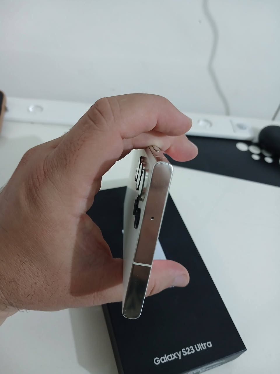 توفر من جديد 
S23 ultra 
512 
كامل ملحقات كارتون مطابقه 
امريكي تك خط/اضافه esim بطاقة الكترونيه
فطور بل كلاس كلش خفيفه 
ومماثرات على اي شي 
كل شغال شرط الضمان 
السعر ٦٥٠ الف 
بغداد الكرخ 
***********
يوجد توصيل 
*ليكلي ورايه تبديل شاشه. عوفه مايفيدك لان تلفون كلشي مابي لاضارب لون ولاواكف اللمس
