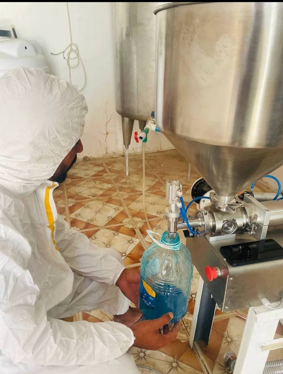 معمل منظفات للبيع جاهز مع أجازة تنمية صناعية مامستخدم جديد ،،
•خلاط 1000 لتر ستانلستيل اصلي مع ماطور 
•مكينة تعبئة نوزل واحد 1000 ملم وأقل
•طربمة تشتغل على تعمل على هواء كمبريسر لتعبئة قياسات متنوعه حسب طلب حتى 100 لتر
•كمبريسر حجم 100 لتر مع خزان ماء بلاستك 1000 لتر
•مكتب 

ملاحظه معمل كلشيء جديد وغير مستخدم نهائيآ
سعر 30 ورقه
مكان معمل محافظة المثنى 
لتواصل واتساب ***********
