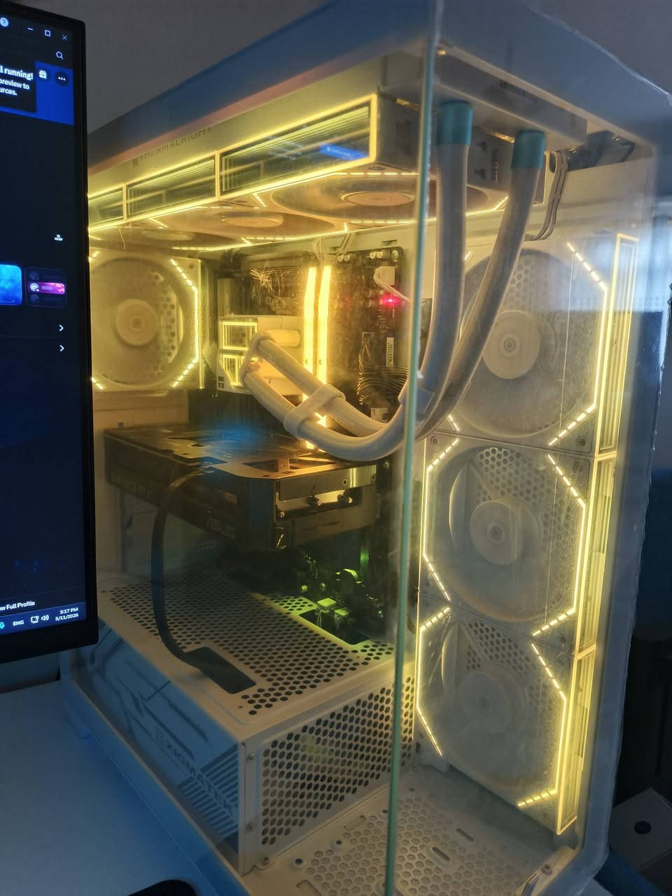 السلام عليكم تجميعة بالمواصفات التالية:
1- معالج : r5 7600x 
2- كارت : Rtx 5070 asus dual oc
3- رام : corsair vengeance 32gb 6200mhz cl36 ddr5
4- اللوحة : Gigabyte x870 eagle wifi 7
5- الذاكرة : 1Tb ssd nvme wd blue
6- مزود الطاقة : segeotop 750w bronze
7- الكيس : xigamtek 4gf blast white
8- تبريد : مائي 360mm thermalright frozen infinity ♾️ 
8- فانات الكيس : Daisy chain ⛓️ thermalright 
ملاحظة : كراتين القطع كلها موجوده.
للبيع خلي سعرك سعر معقول .


**إذا كنت صاحب هذا الإعلان وتريد حذفه لأي سبب، رجاءا أرسل رسالة إلى الدعم الفني**