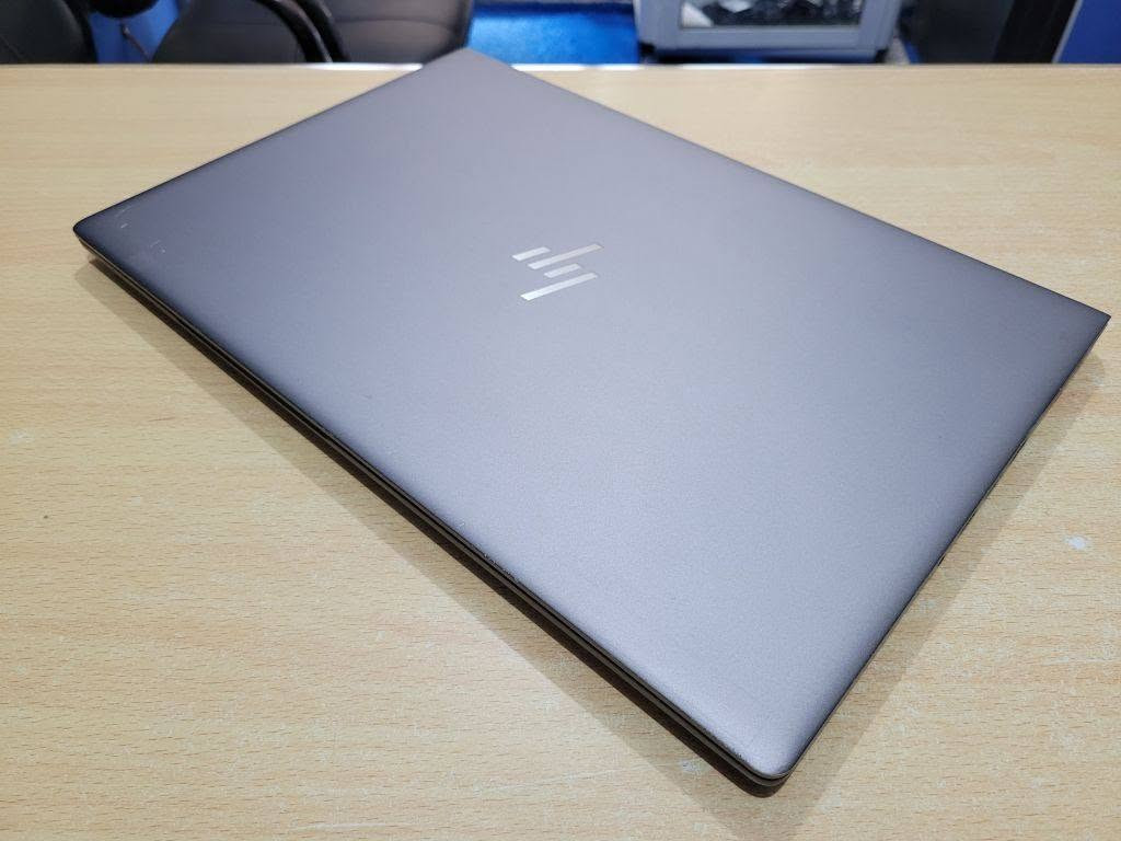 💻 لابتوب HP ZBook Studio G5 Workstation
🔥 محطة عمل احترافية تجمع بين القوة والأداء والثبات، مناسبة للبرامج الهندسية، التصميم، المونتاج، والأعمال المكتبية الثقيلة.

✅ معالج Core i7 الجيل الثامن H سداسي الأنوية (6 Cores / 12 Threads) يمنح أداءً ممتازاً للمهام المتعددة.
✅ كرت شاشة خارجي NVIDIA Quadro P1000 4GB مناسب لبرامج التصميم والهندسة والرسم ثلاثي الأبعاد.

🔹 المواصفات: • Core i7-8th Gen H
• RAM 16GB DDR4
• SSD 512GB M.2
• كرت الشاشة الداخلي Intel UHD Graphics 8GB
• كرت الشاشة الخارجي NVIDIA Quadro P1000 4GB
• شاشة 15.6 FHD
• كيبورد عربي إنكليزي ستيكر 

🎁 الهدايا: 
✔️ ماوس
✔️ ماوس باد
✔️ حقيبة
✔️ الشاحن الأصلي

🛡️ الضمانات والخدمات: 
✔️ فحص كامل قبل الإرسال
✔️ فحص كامل قبل الدفع والاستلام
✔️ ضمان 7 أيام استبدال عند وجود خلل مصنعي
✔️ جاهز للاستخدام المباشر

📍 الموقع: بغداد – الأمين الثانية
🚚 التوصيل متوفر إلى جميع محافظات العراق

📞 للتواصل واتساب: ***********
💰 السعر: 575 الف
