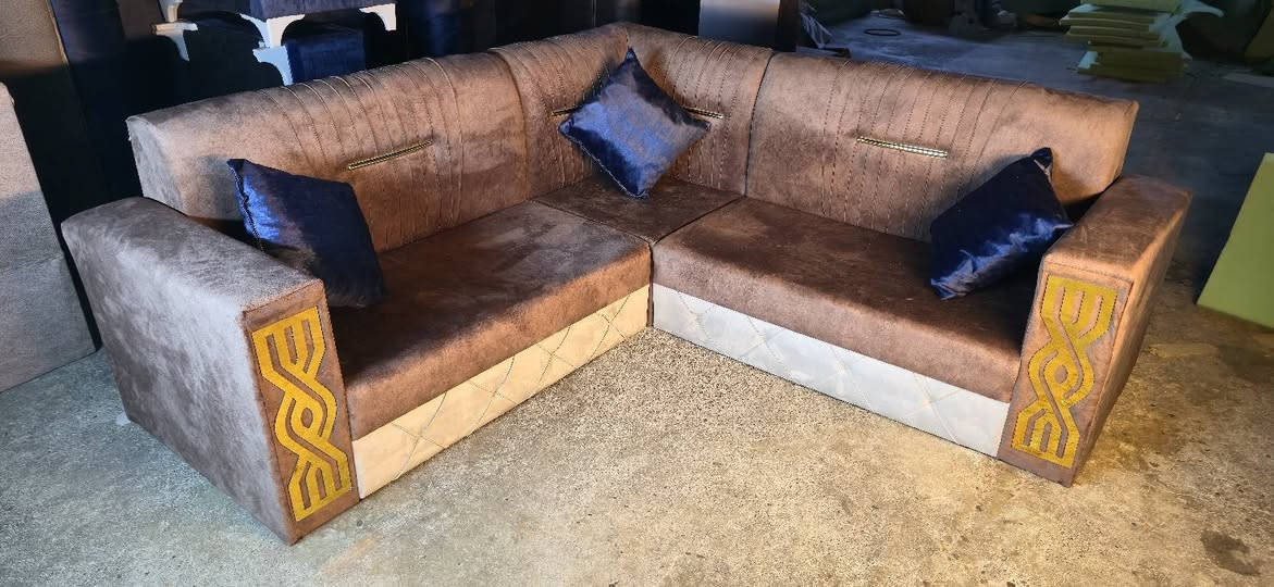 ​🛋️ أثاث الموصل - صمم طقم أحلامك والتنفيذ علينا! 🛋️
شايل هم القياس؟ عاجبك موديل بالإنترنت وما عم تلقاه؟

بمعملنا.. ماكو شي مستحيل! أي تصميم ببالك، أي قنفة شفتها وعجبتك، إحنا نقدر نولّدها ونفذها إلك بالمليم وبأعلى جودة. 😉✨

​🔥 ليش تختارنا؟ لأن الميزّات مالتنا "خرافية":

​تفصيل حسب الطلب: نقلدلك أي تصميم يعجبك (تركي، كلاسيك، مودرن، أمريكي).

​الألوان والقماش: اختار أي لون يخطر ببالك وأي نوع قماش يعجبك.

​الخشب والمواد: نشتغل بأجود أنواع الخشب اللي يعجبك ويتحمل العمر كله.

​عقدة القياسات انحلت: قياسات محيرة؟ قياسات غريبة؟ صالة مالتك بيها زوايا صعبة؟ عوفها علينا.. نفصلك القياس بالصوت والمليم!

​💥 العرض الأقوى والحصري 💥

​طقم قنفات (طخم) 7 أمتار كامل مكمل

💰 بسعر خيالي: 350 ألف دينار فقط! 💰

​📌 ملاحظة: صمّم القنفة اللي ببالك، وتعال نورنا.. إحنا نطلعلك القطعة أحلى من الصورة!

​📞 للحجز والاستفسار (متواجدين واتساب):

​تواصل معنا مباشرة عبر الأرقام التالية:

​📱 ***********

​📱 ***********

​📍 موقعنا: الموصل

(مستعدين لتلبية كافة طلباتكم بأسرع وقت وأرقى تعامل)

