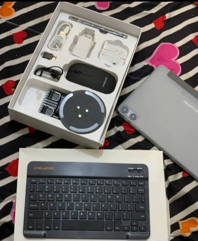 السلام عليكم ايباد نفس ماموضح في الصورة أخو الجديد الذاكرة 128 وملحقاته كامله السعر 100 متواجد على الفيس***********
