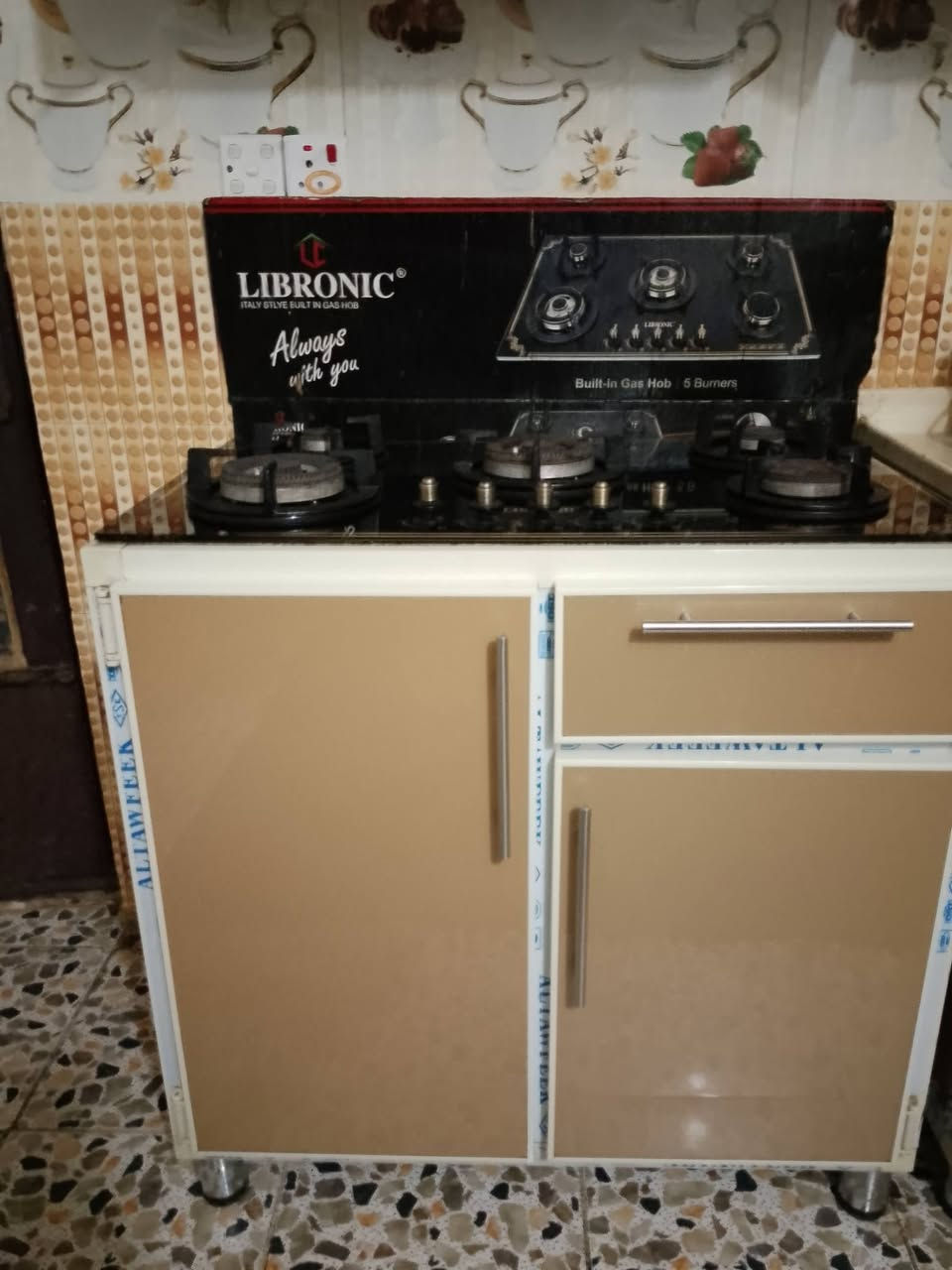 سلام عليكم شباب طباخ وكاونتر  للبيع بس الطباخ ونباع كامل هوه وا كاونتر للستفسار اكثر عل  الرقم***********
