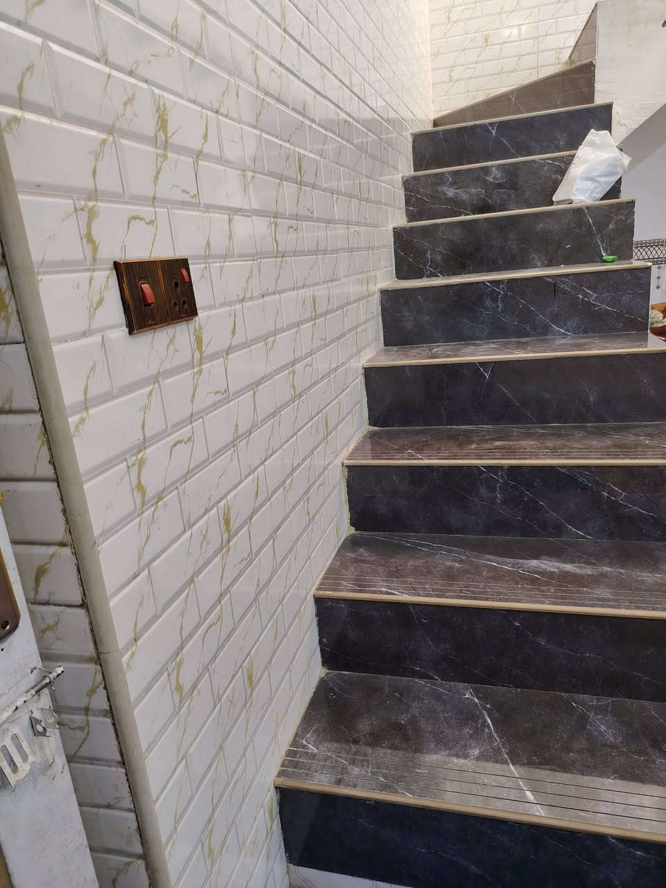 بيت للبيع طابو صرف ١٢٥ متر بي غرفه وصاله ومطبخ واستقبال وحمام داخلي وصحيات خارجيه بناء جديد العنوان الطبگه قرب حسن ال عليوي المضمد مراسلة الصفحه أو الاتصال على الرقم ***********
