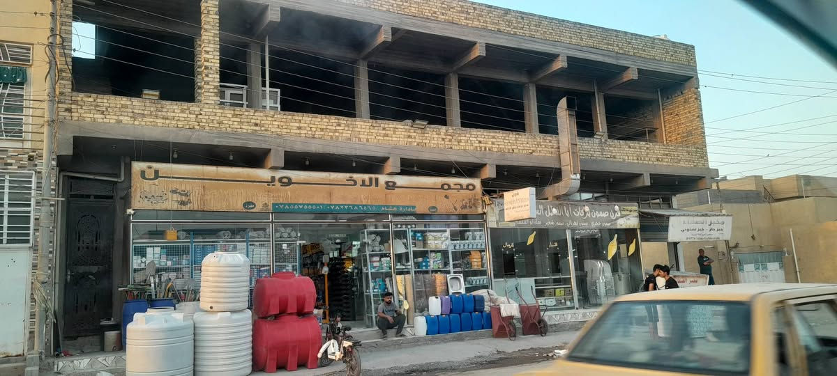 ✨عقار تجاري  لـلـبيـع✨

 الــمـوقــع : - حلة، ناحية ابي غرق،  شارع حي السلام التجاري،  قرب جامع الياسري 

الـمـساحــه : ٢٢٠ م
………………………………
نــــوع الـعـقـار : طــابـو ملك  صــرف  ركن 

الـــواجـــهـــه : ٢٠ م
الـــــنـــزال : ١١ م 

الـمنـطـقـه كـافـة الـخـدمــات متوفرة 
……………………………… 
حــالـة الـعـقـار :  بناء طابوق حديث 

يتكون من،، 

الطابق الارضي.. 

ثلاث محلات كبيرة مؤجرة حاليا 
الوارد الشهري (١،٢٥٠،٠٠٠) 

الطابق الثاني،، 

قاعة كبيرة ١١×٢٠ 
ترهم مركز تدريسي 
ترهم عيادات طبية 
ترهم قاعة حديد 
ترهم قاعة اعراس 
ترهم شقق سكنية 
………………………………
لمعرفة الـســعـر واي تفاصيل أخرى مراسلة صفحة 
مكتب البيرق  للعقار 
*******************
نـستـقـبل جـمـيع الـعروض الـعـقاريـه ↪️
بـيع -شـراء - تـعـقيب - إجـازة بـناء - إفـراز- رهـن 
*********************
للأسـتفـسار او الأتـصـال ↪️
 📞***********
📞 ***********
