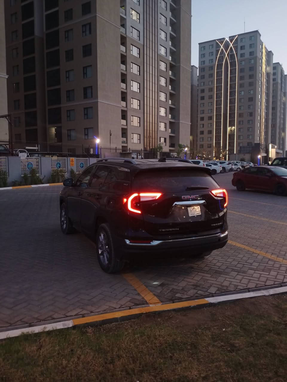 السلام عليكم جمسي تيران 2024SLT مكينه 1500توربو فول عده فتحه كشنات جلد تدفعه بصمه ابواب4 تشغيل بصمه السياره دخلتها على أيدي بيها باب السائق مصبوغ جاملغ مبدل ومصبوغ نص القماره صار بيها صبغ فقط كير مكينه بل شرط رقم بغداد البارحه رقمتها مكاني بغداد حي الجهاد *********** سعر 198بيها مجال
