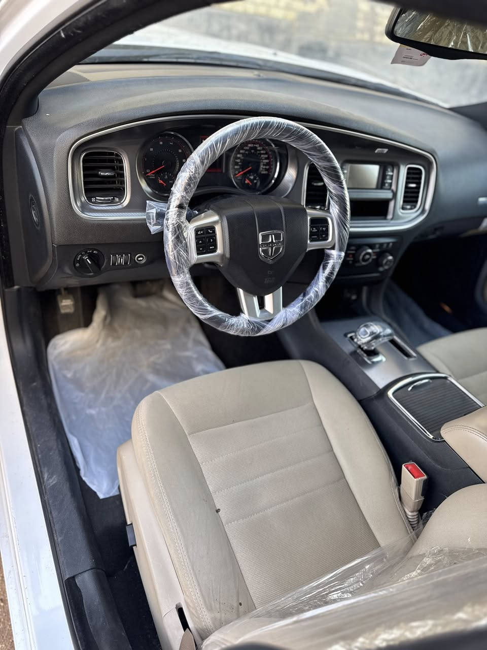 سلام عليكم جارجر ابيض صدفي  مديل 2014 اصل  بصمات 2 ((((((((((كفالة كص ضربة فتح سياحة صبغ قطعتين فقط سيارة ادوات حديدة العنوان البصرة ***********
