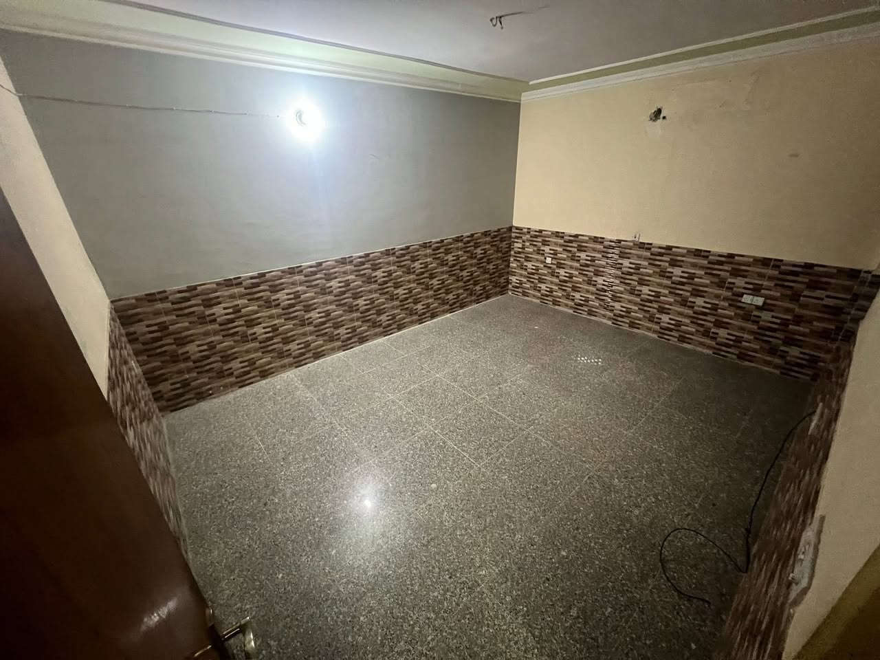 شقه سكنيه للايجار في زيونه محله 714 قرب افران القمح تحتوي على 1نوم مع استقبال وصاله ومطبخ 
الشقه جديده جدا
السعر 750 الف 
***********
