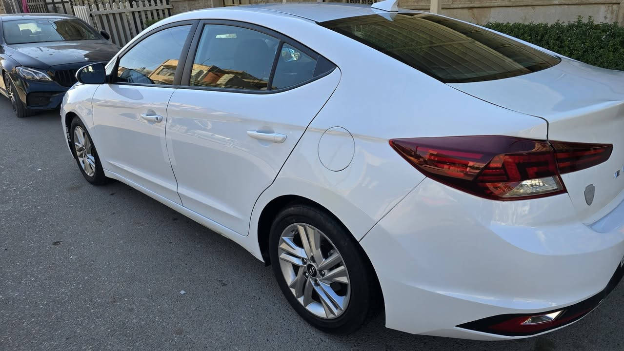 النترا 2020 امريكي ماشيه 81 بدون ارباك 
كير محرك مكفول محرك 2000 دوش كيرها At مرغوب  تخم تاير تبريد ثلج صدرها جديد سياره جاهزه من كلشي نضيفه مال جناي صور حادثها موجوده ويا صور 
 السعر 135 بيها مجال للشراي 
الاستفسار *********** مكاني بغداد السيديه
