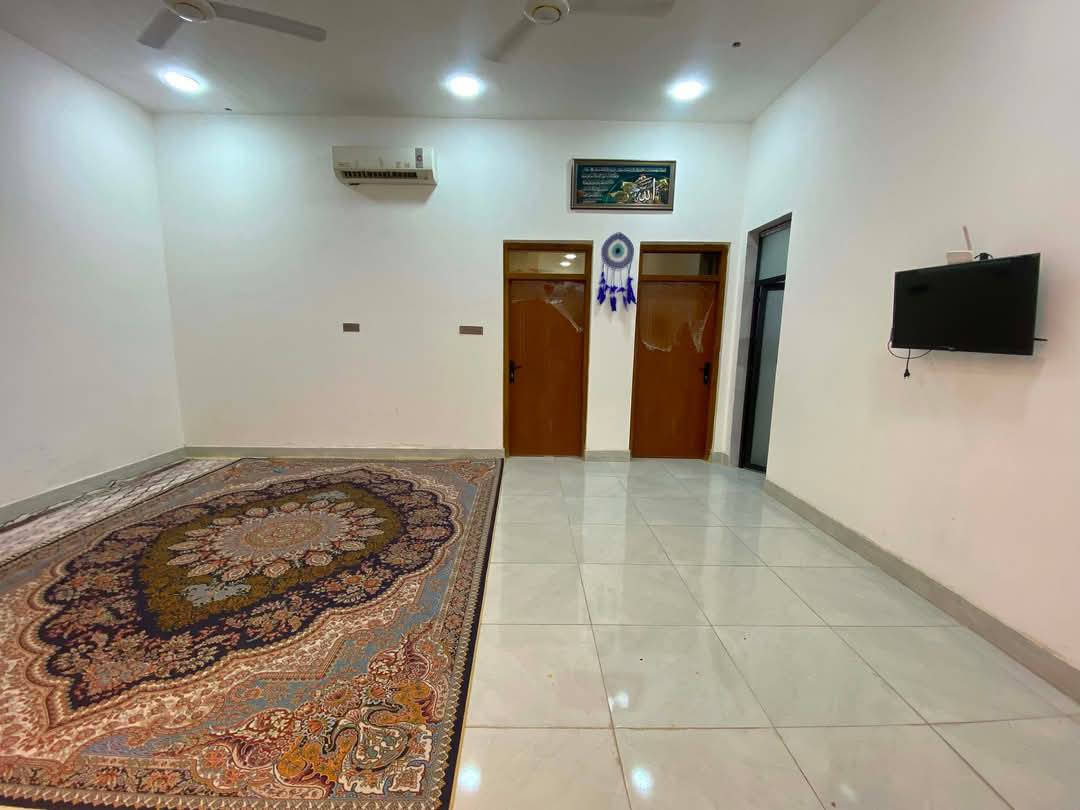 🏡 للإيجار – بيت سكني 🏡
📍 الموقع: السيدية
✨ تفاصيل العقار:
• المساحة: 200 م²
• البيت جاهز للسكن
🏠 يتكون من:
• غرفتين نوم
• صالة
• استقبال
• مطبخ بارد
• مطبخ حار
⬆️ الطابق العلوي:
• غرفة
• صالة
• ملحقات
💰 للايجار مناسب جدا 
📞 للاستفسار: ***********
