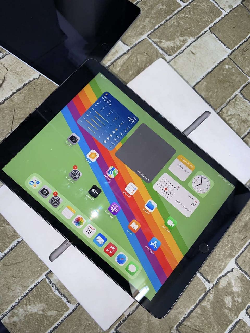 ايباد 8 مشحون 5 مرات بس ، بطاريتة 100🔋
سعره 180 الف قفل 
*********** واتساب فقط✅
