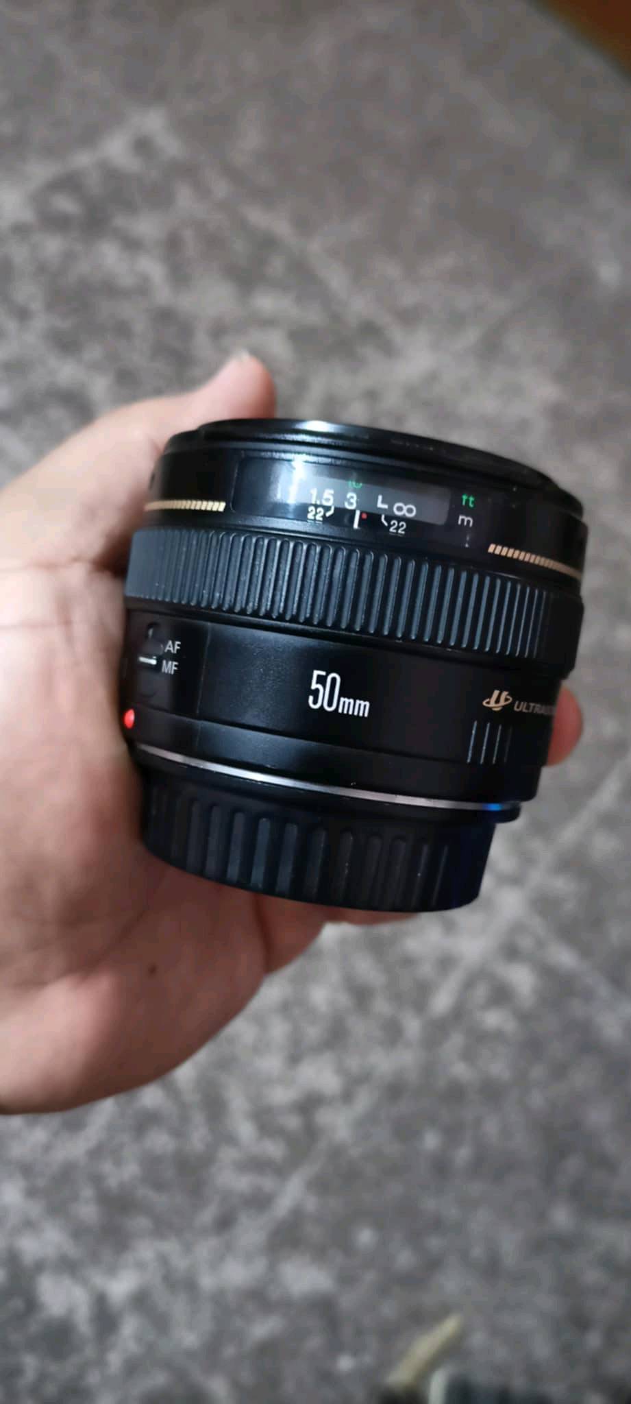 عدسة كانون EF 50mm f/1.4 للبيع. العدسة بحالة ممتازة وتعمل بكفاءة عالية، مناسبة للتصوير الفوتوغرافي الاحترافي. متوافقة مع جميع كاميرات كانون. صنع في اليابان.