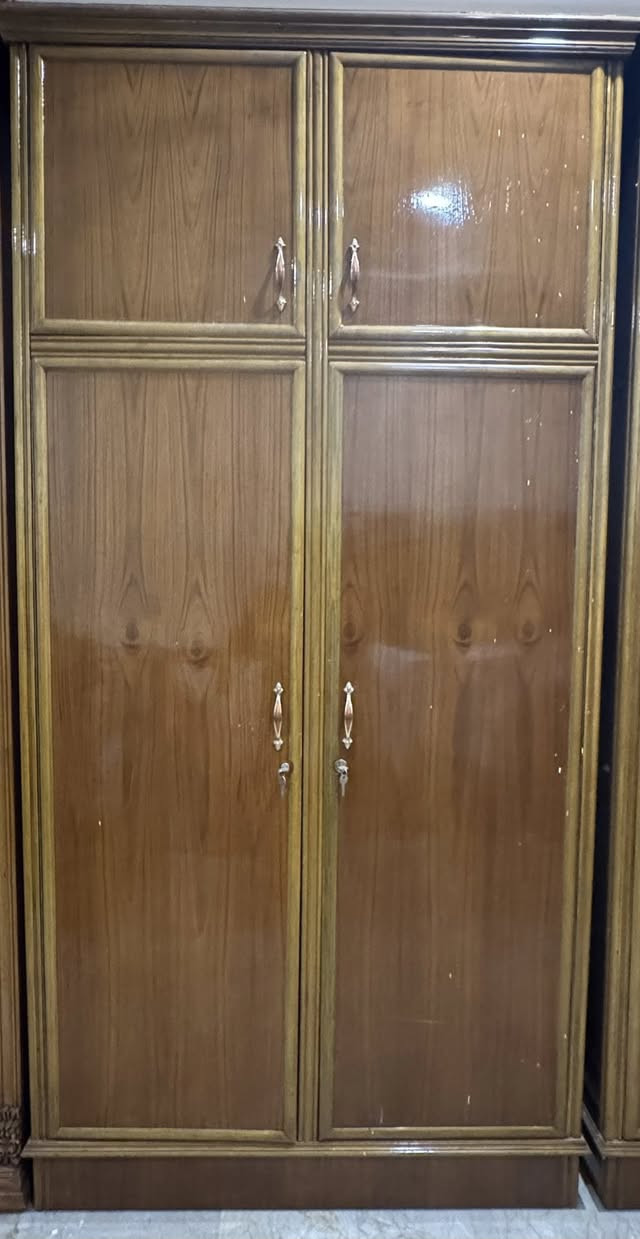 السلام عليكم كناتير خشب صاج اصلي اصلي مثل ما موضح بصوره 3 كناتير كل كنتور يحتوي على بابين وملحقين استعمال قليل جداً ولحد الان فارغات وايضاً ميز تلفزيون بلون جوزي وصحراوي نضافته 100 بل 100 
العنوان: بغداد البنوك 
الهاتف: *********** ومتواجد ع هذه رقم واتساب
