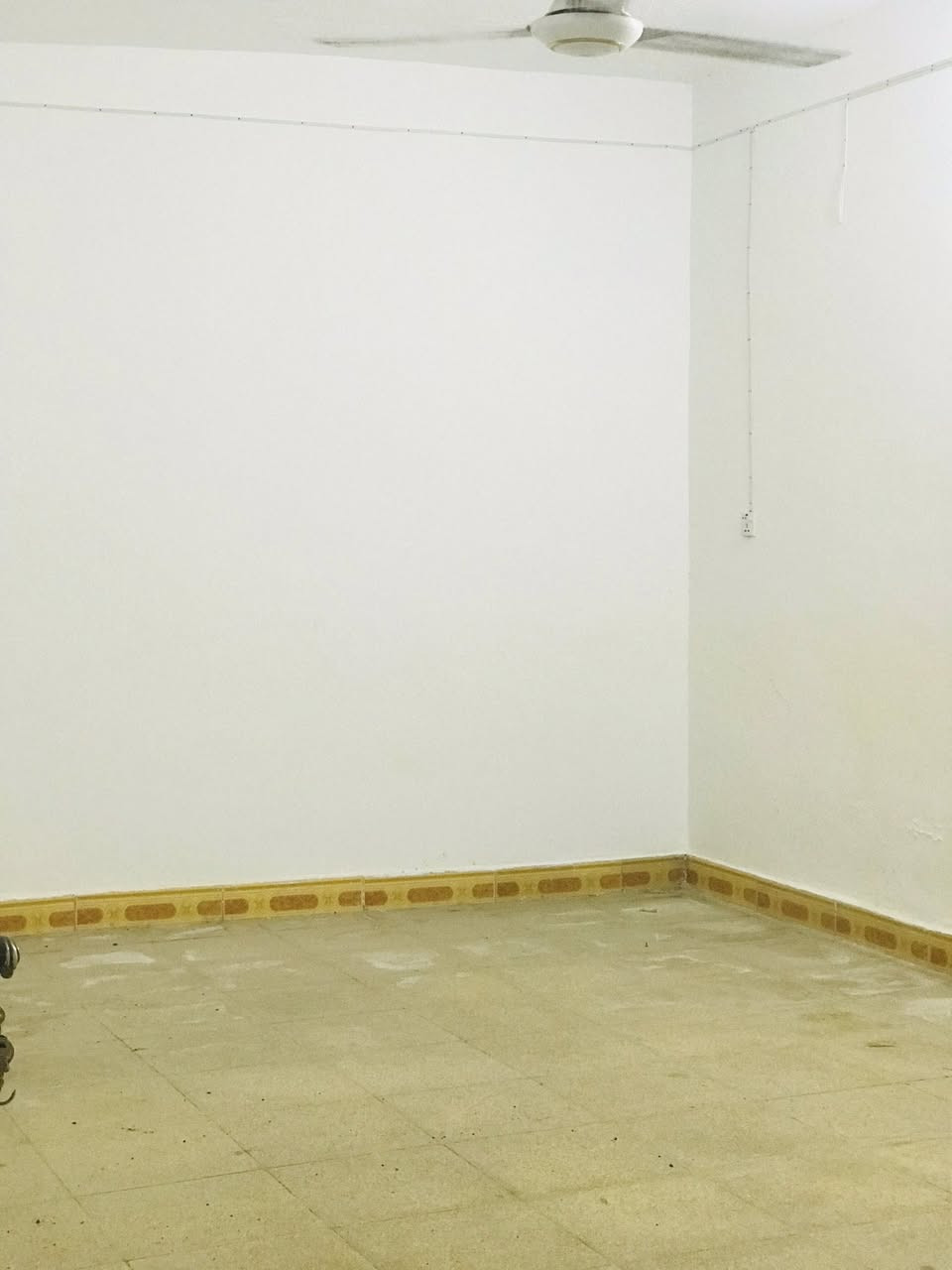 لليجار شارع المركز جديد الالبان يم المدارس مساحه 110.  ***********
