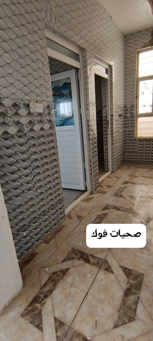 السلام عليكم دار بشارع المطار القديم مقابيل انشائية ابن الدباغ 
المساحة 150م طابقين
ثلاث غرف +صالتين +استقبال +2 صحيات +المطبخ سيراميك +الصاله سيراميك 
الصور +استفسار على الواتس اب ***********
