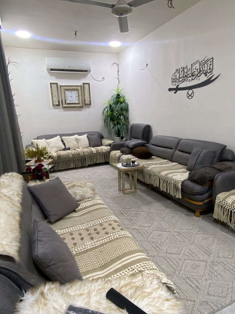 دار للبيع مساحتها ١٣٠ متر زراعي منطقة البياع خلف معارض اثاث السيديه شارع سليم العواد إقرار قاضي سند ٢٥    ٣ غرف نوم مع صاله واستقبال وصحيات وكراج سياره ومطبخ الموقع ركن على شارعين بيه بابين السعر ١٣٥ مع الاثاث و١٣٠ بدون اثاث وتدللون
للمعلومات الاتصال على الرقم
‭ ٠٧٧١ ٢٥٦ ٥٨٥٨‬
