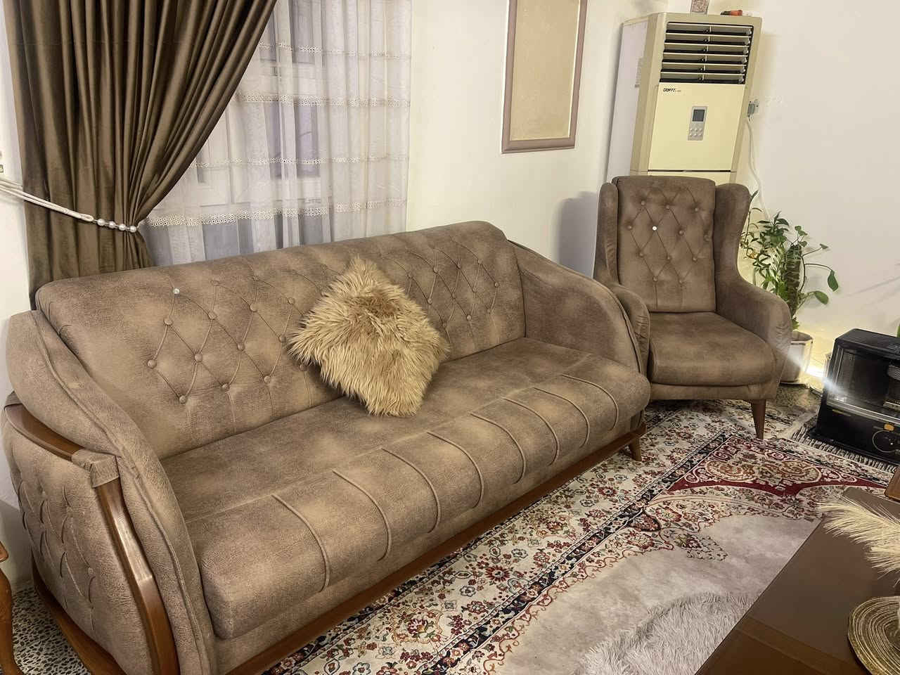 ميز مع كراسي وتخم قنفات مع طبلات ووسطيه نظيفات السعر 550 الف *********** بغداد
